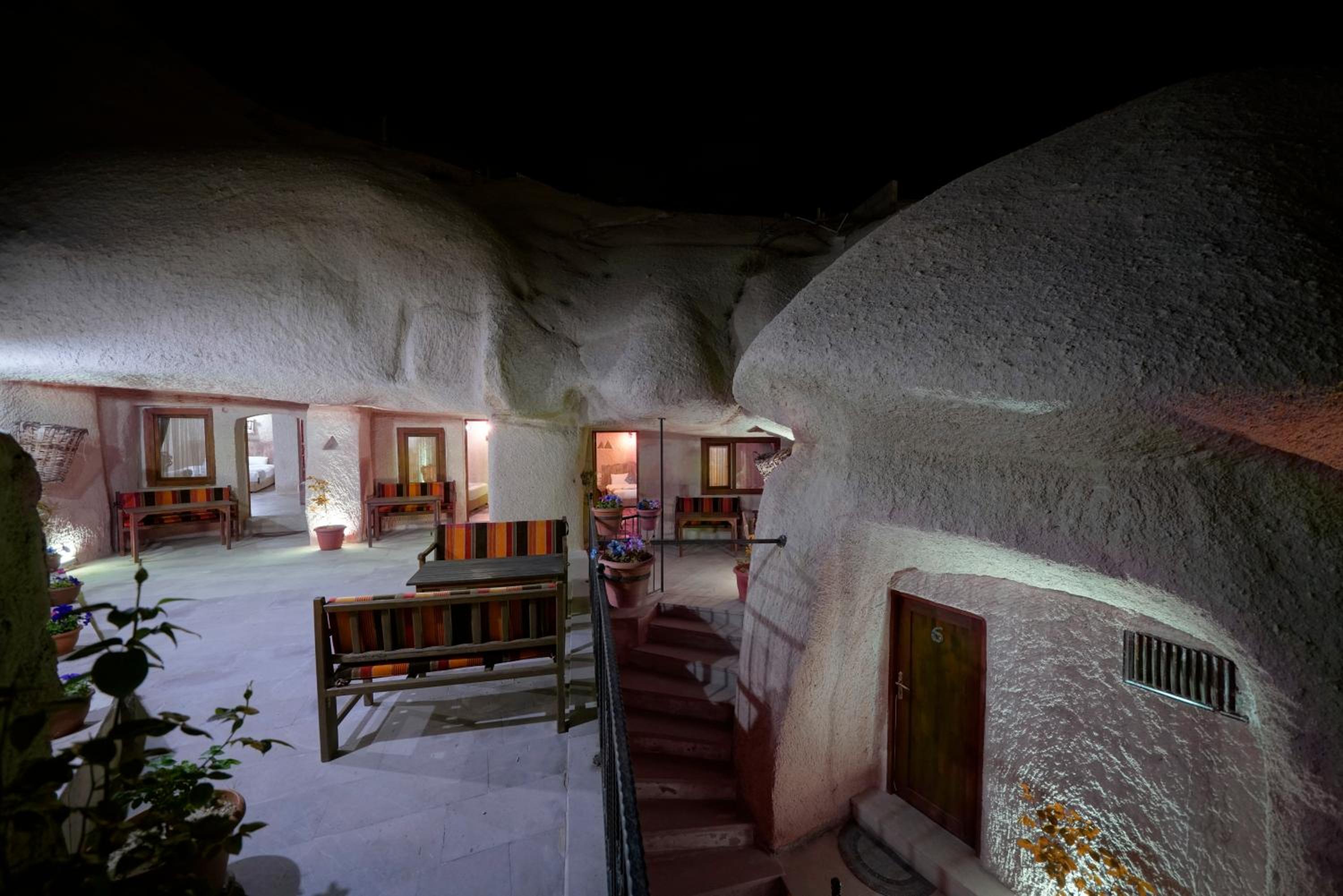 Deluxe Double Cave Room - Photo 16