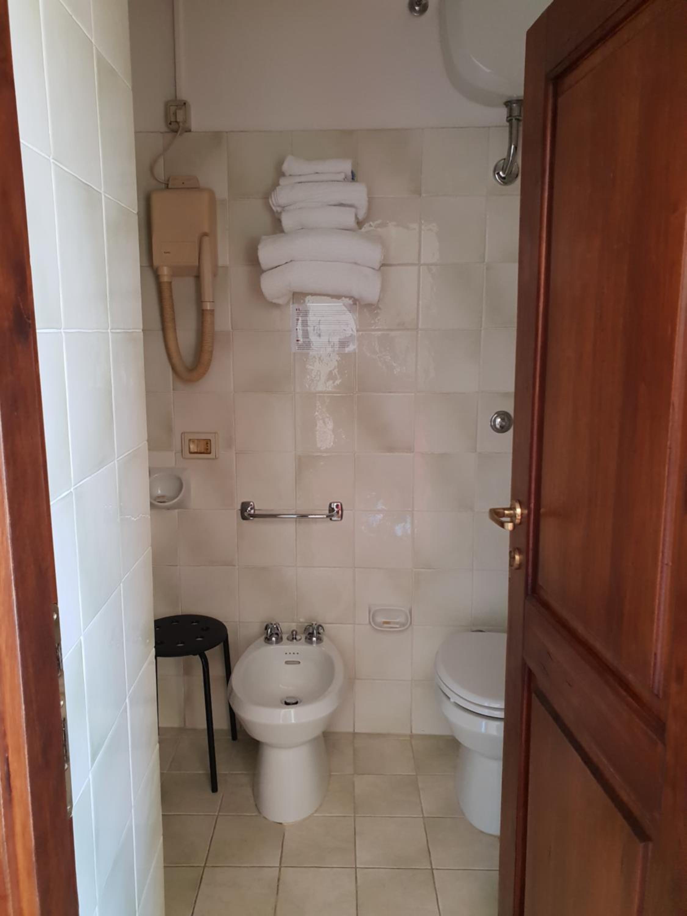 Double or Twin Room - Photo 9