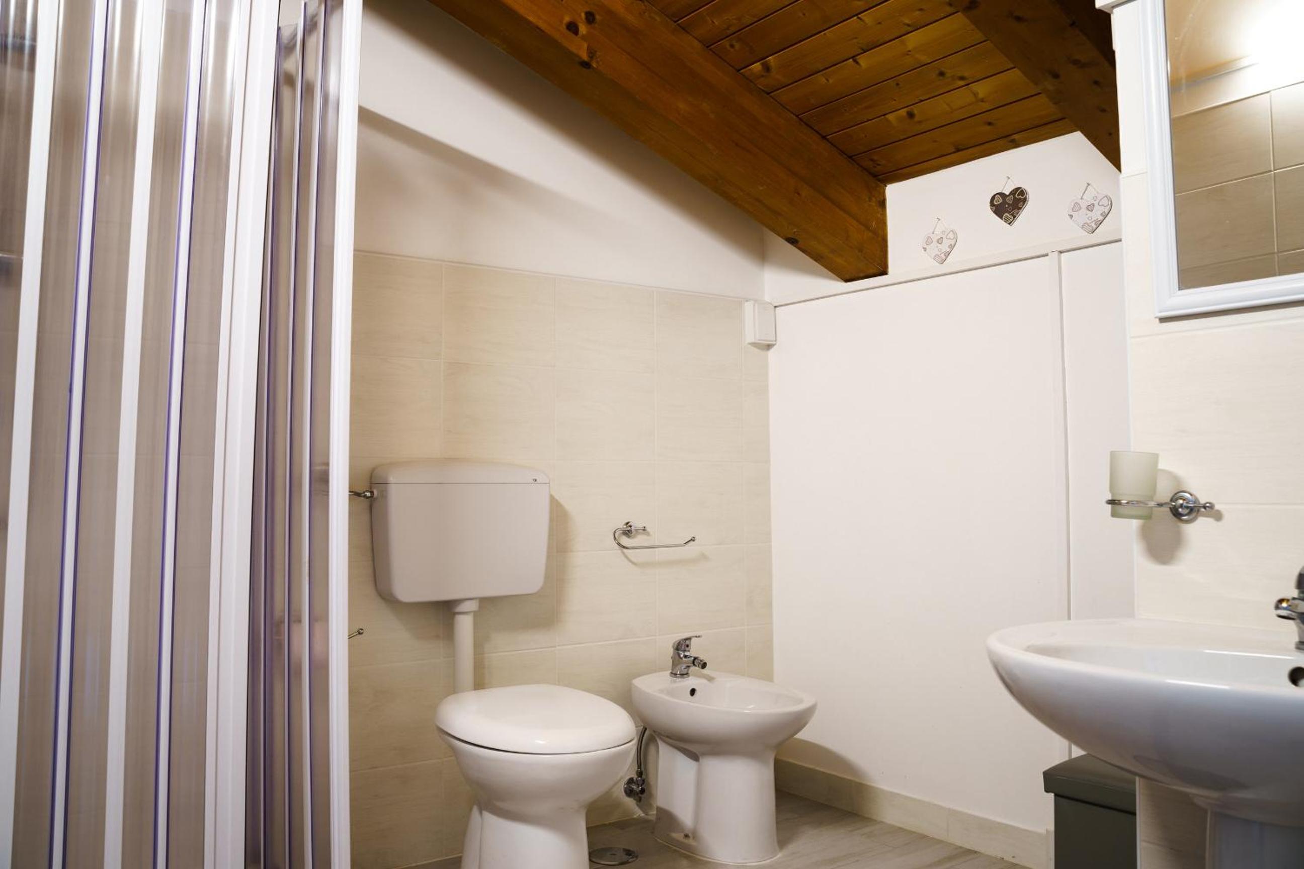 Triple Room with Private External Bathroom - Photo 22