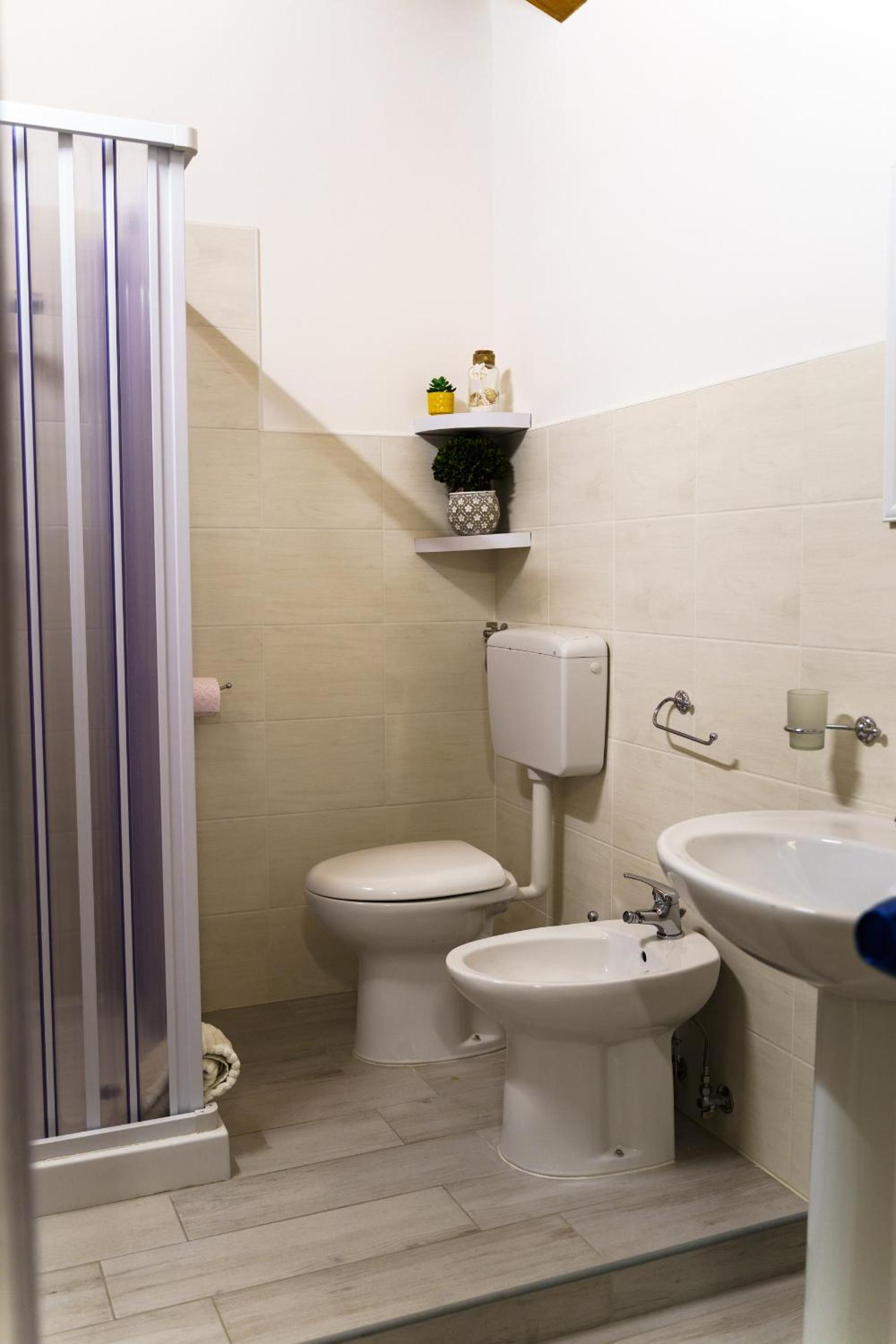 Triple Room with Private External Bathroom - Photo 19