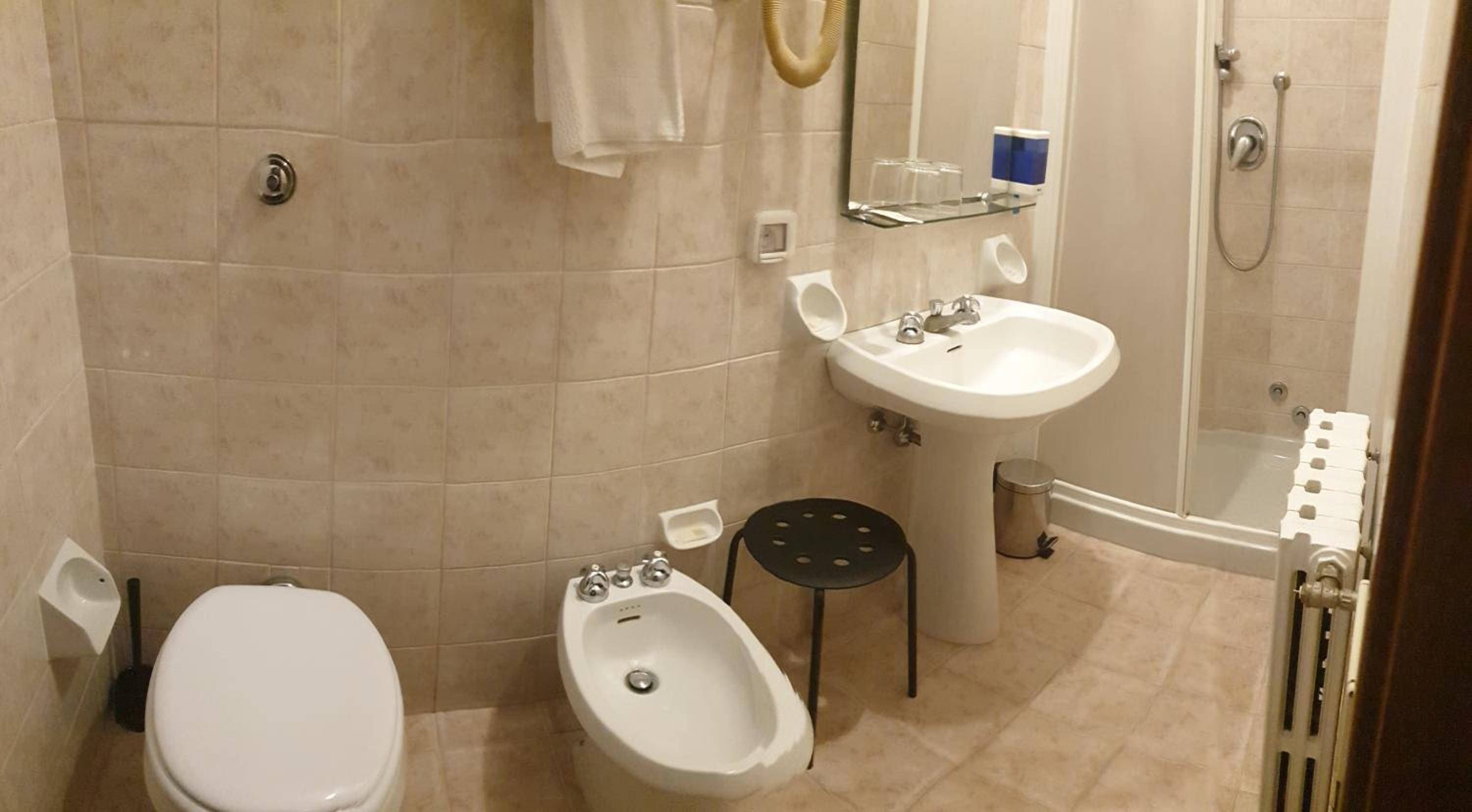 Double or Twin Room - Photo 11