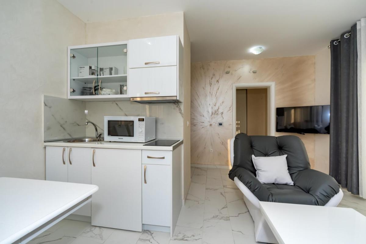 One-Bedroom Apartment photo 2