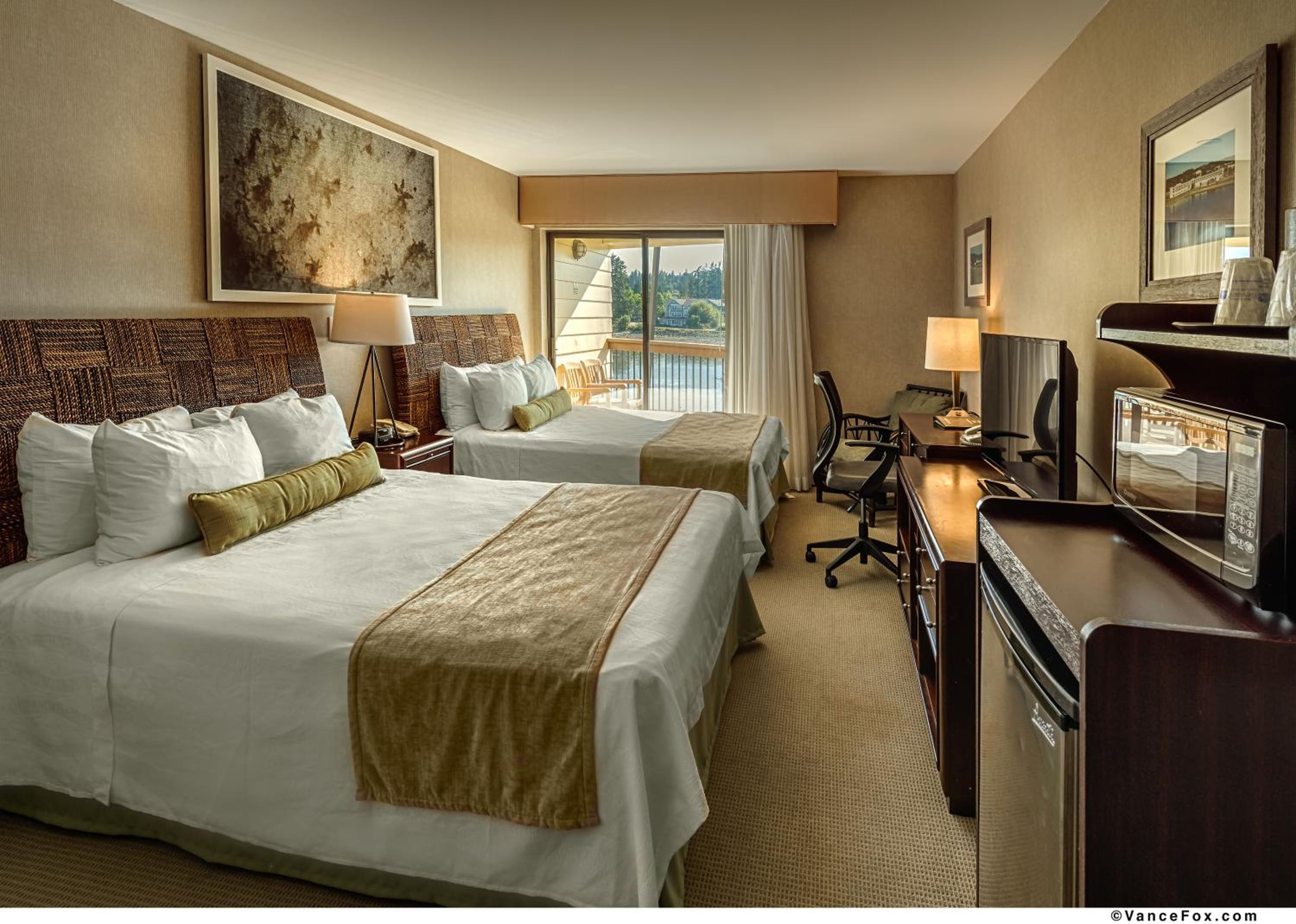 Deluxe Queen Room with Two Queen Beds and Water View - Photo 7