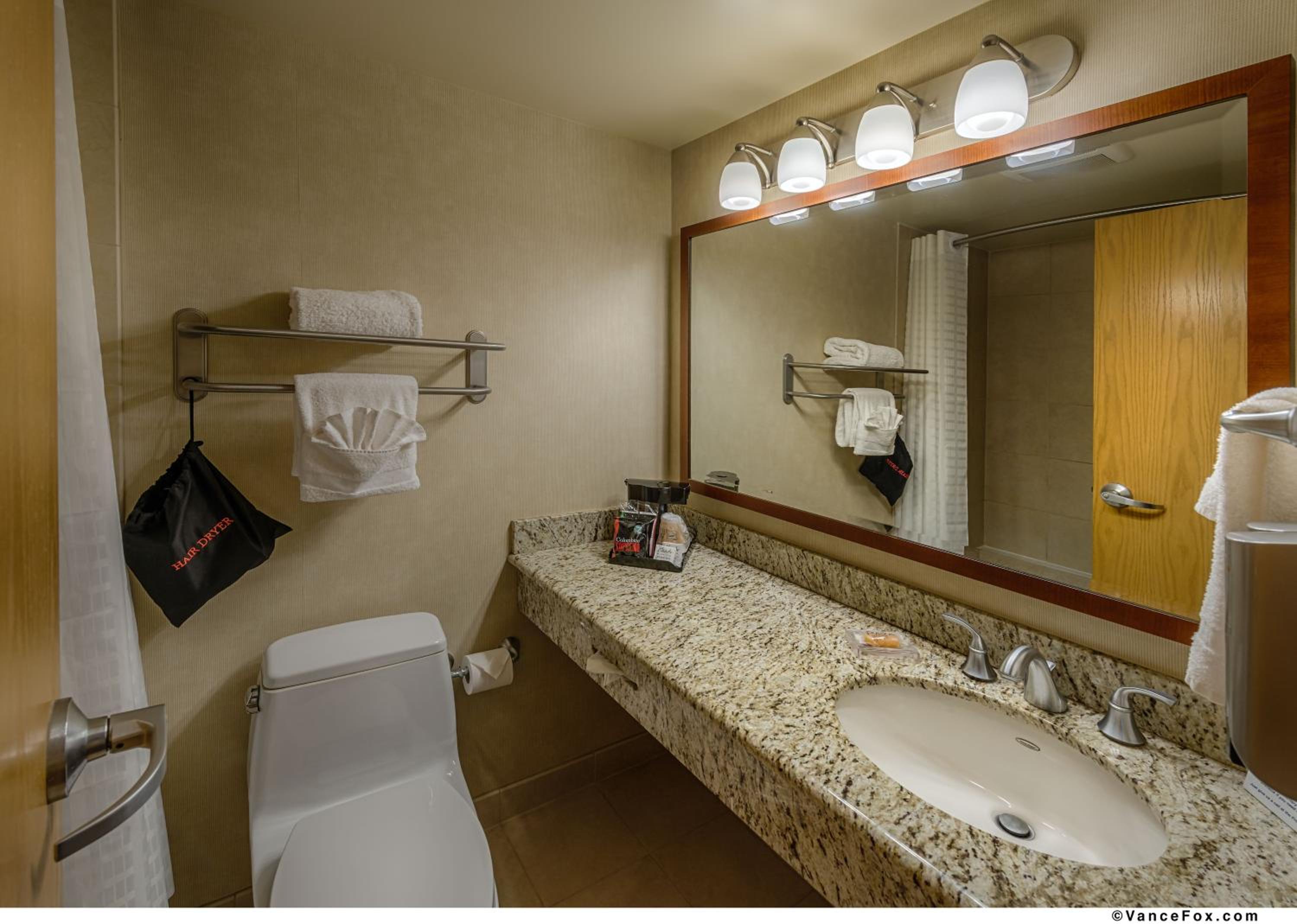 Queen Room with City View - Photo 4