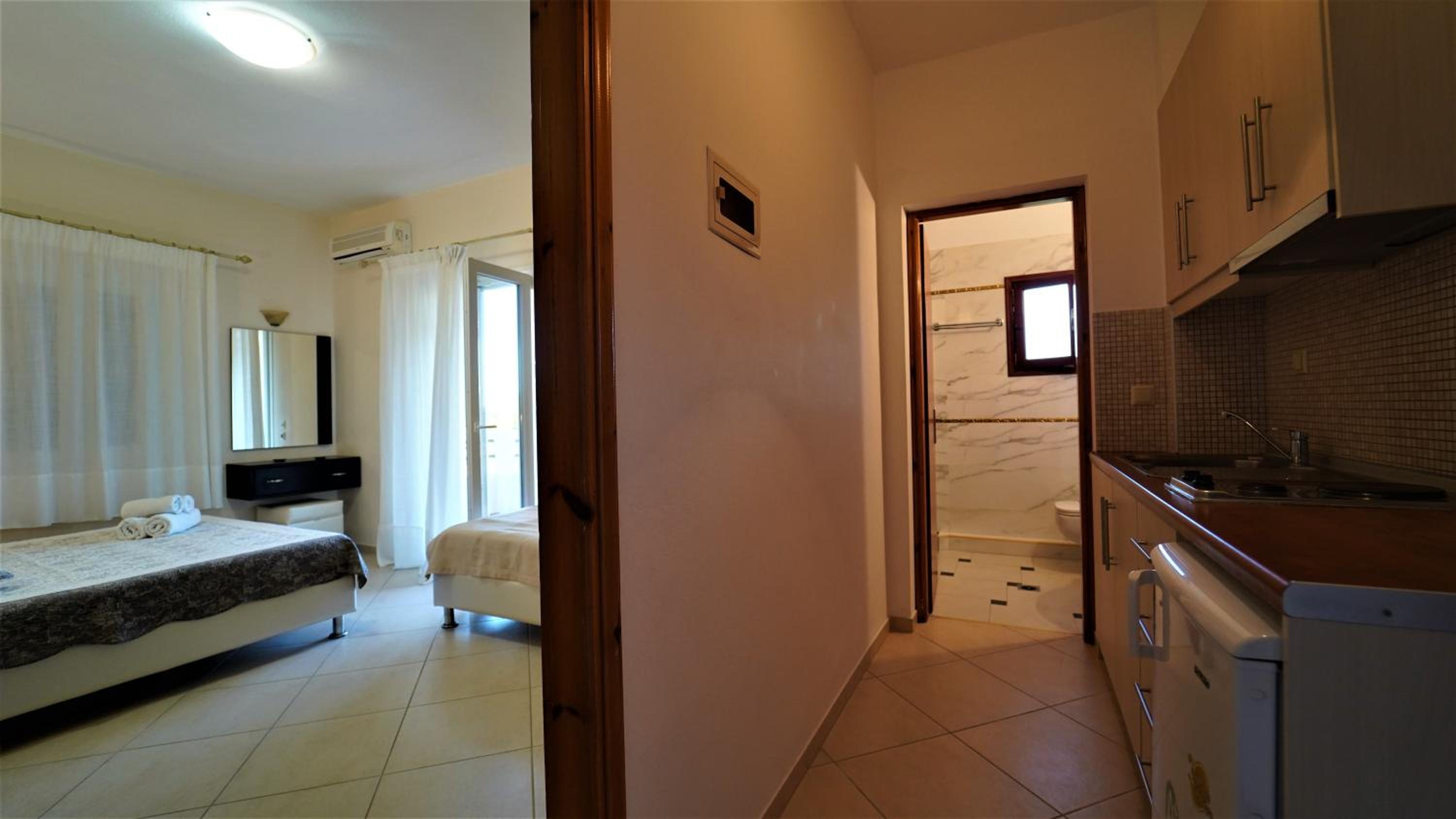 2 Studio (3 Adults)