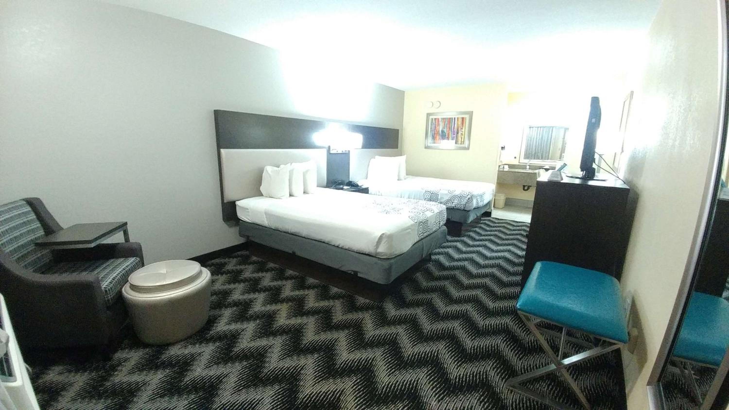 Double Room with Two Double Beds - Non-Smoking-Ground Floor - Photo 3