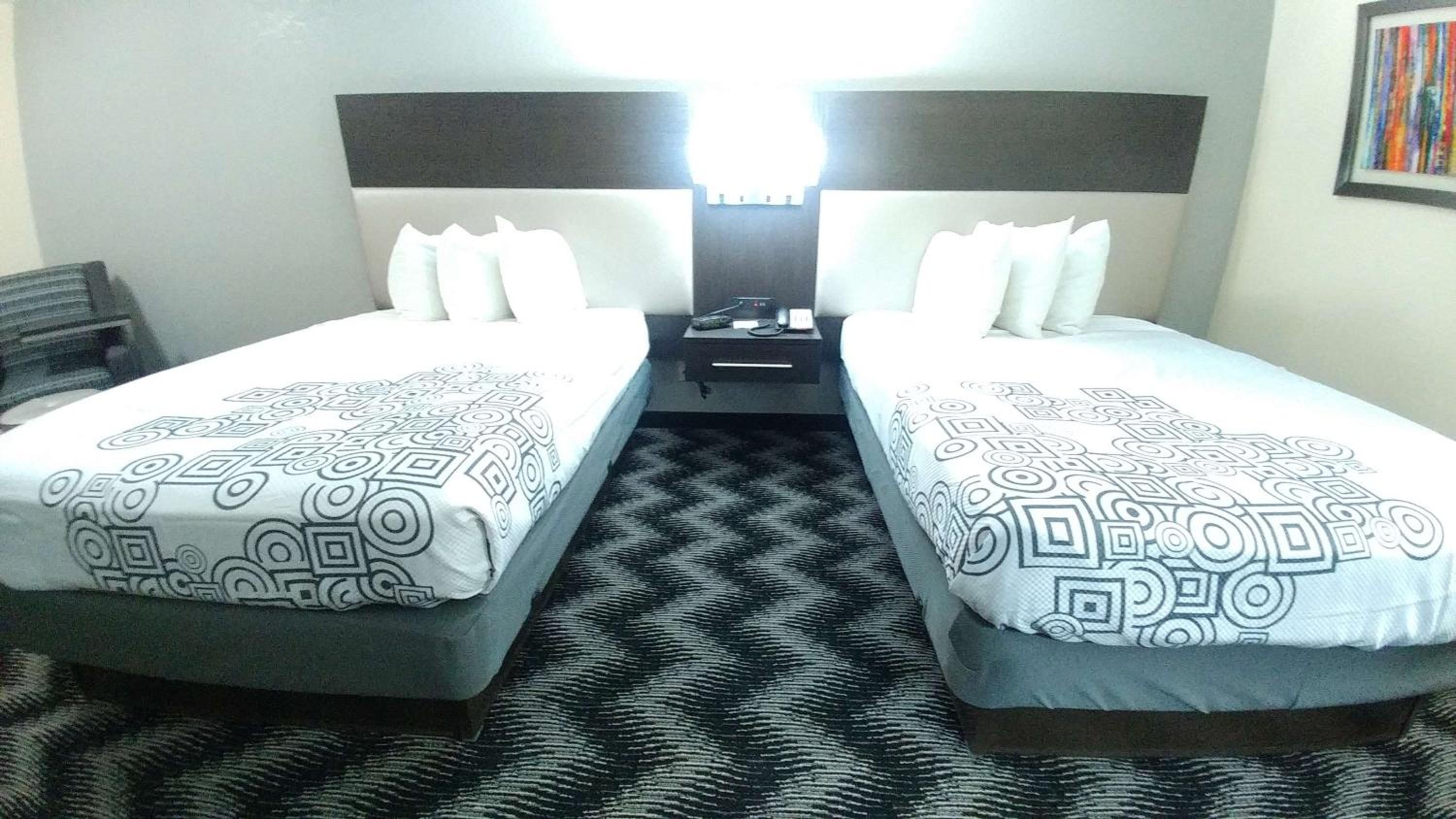 Double Room with Two Double Beds - Non-Smoking-Ground Floor - Photo 4