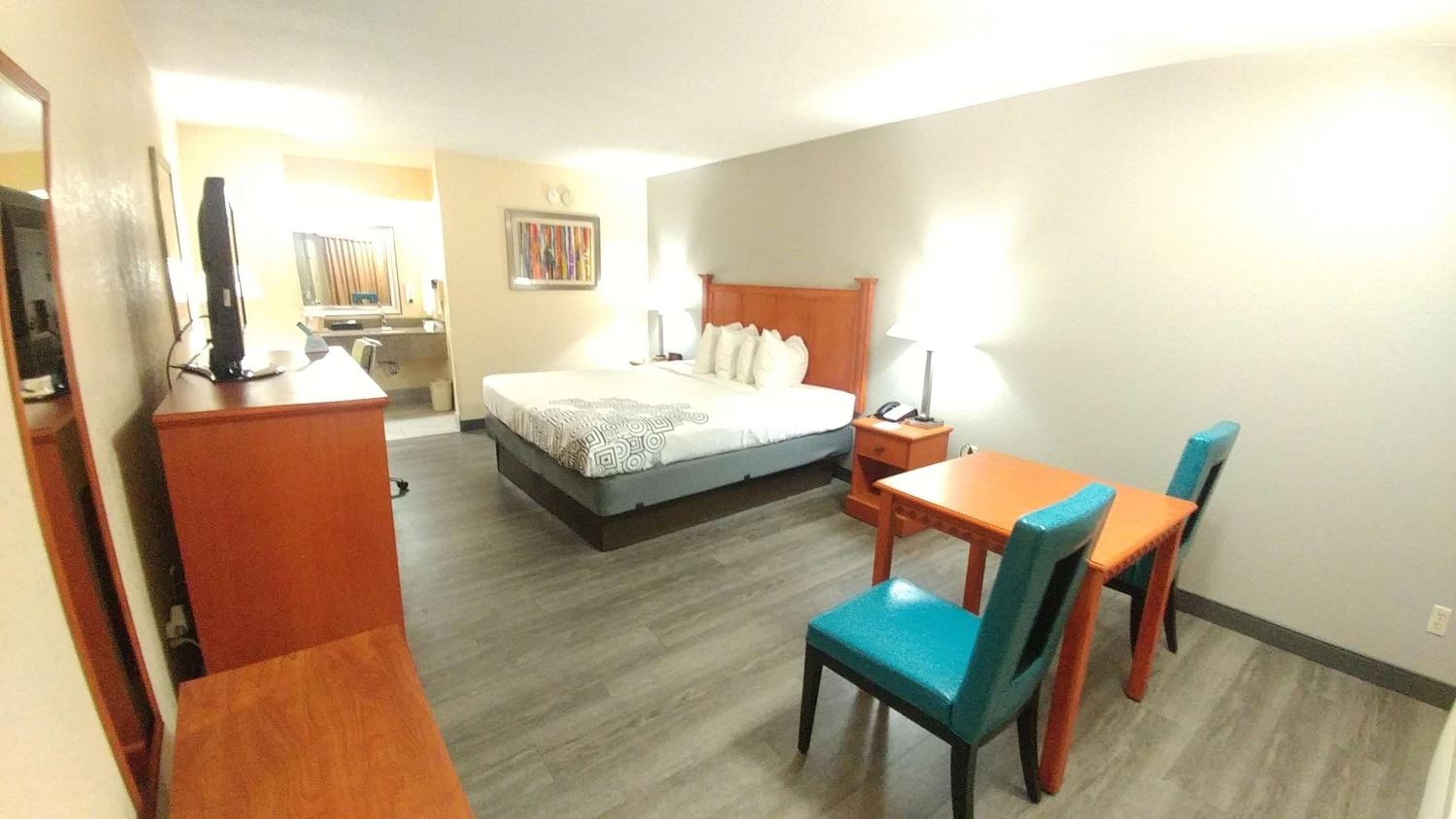 King Room - Pet Friendly/Smoking - Photo 1