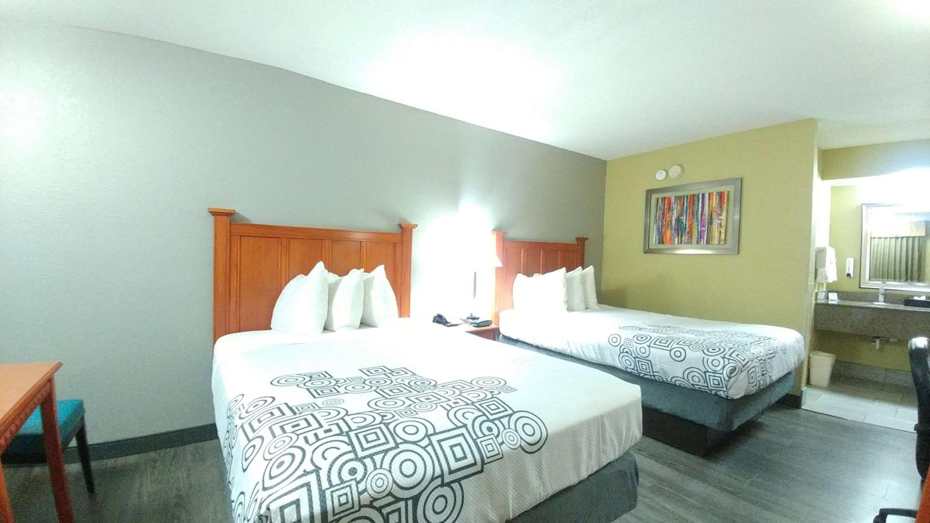 Double Room with Two Double Beds - Pet Friendly/Smoking - Photo 2