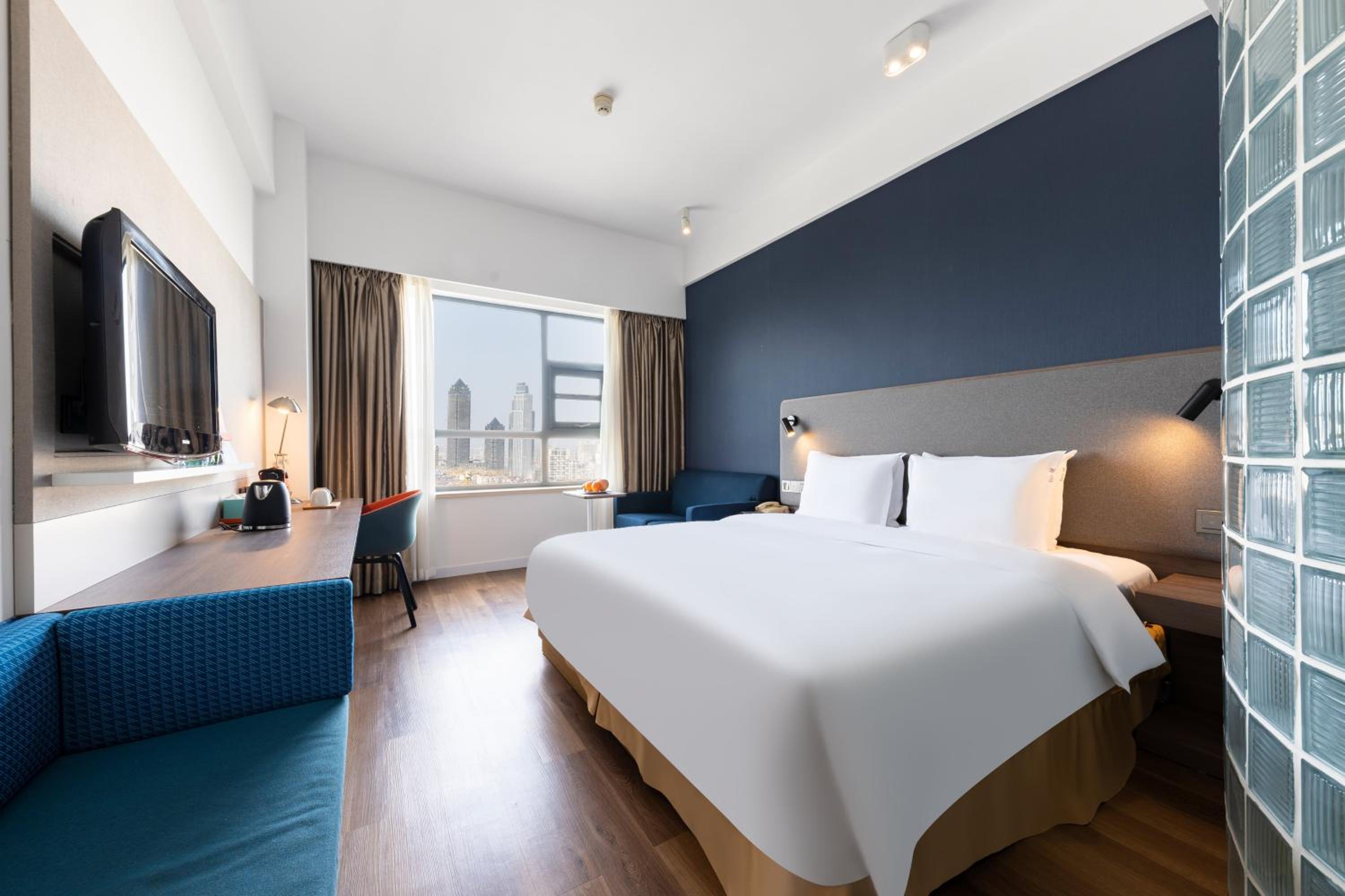 Standard Queen Room with City View - Photo 5