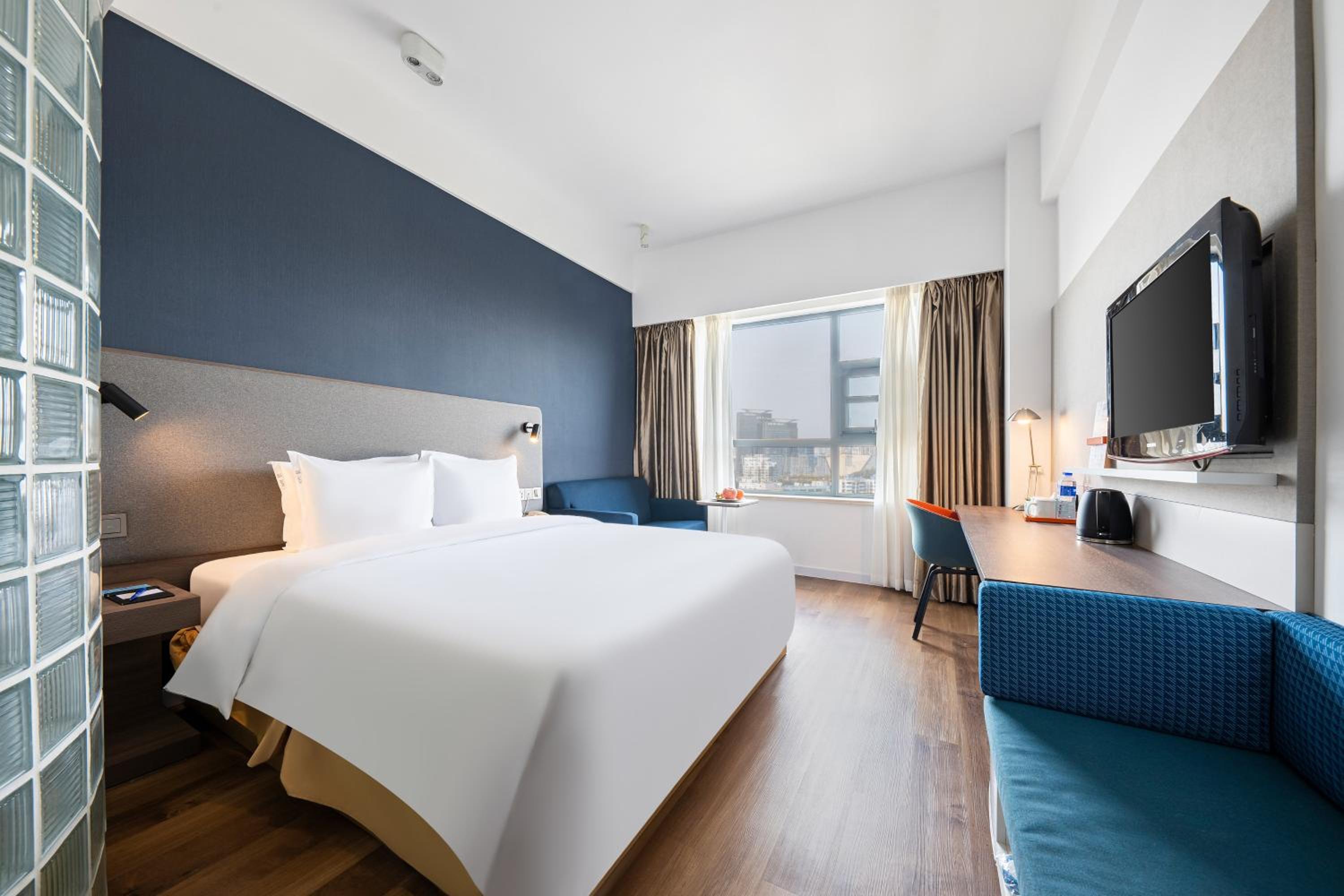 Standard Queen Room with City View - Photo 1