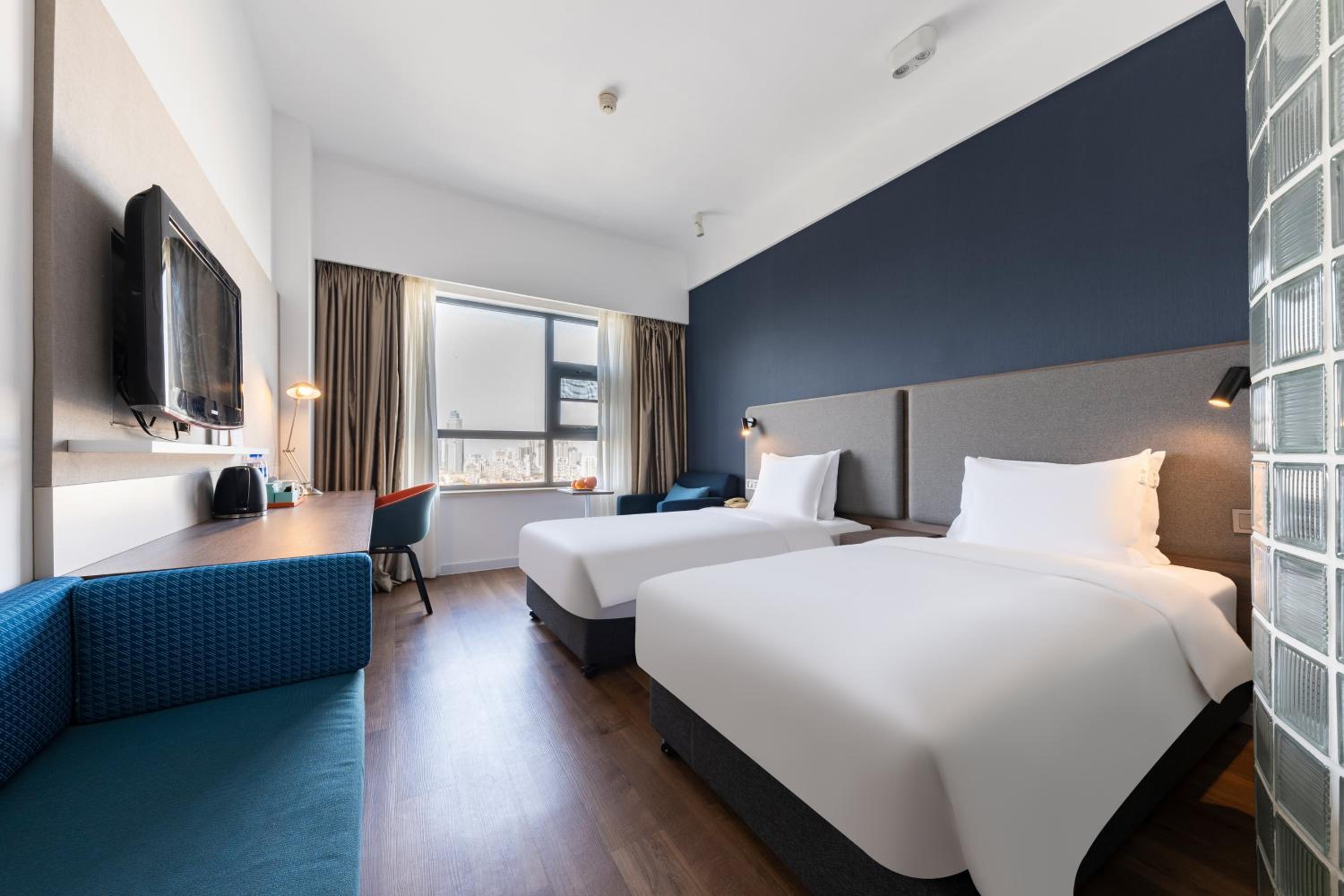 Standard Queen Room with Queen and Single Bed - Photo 3