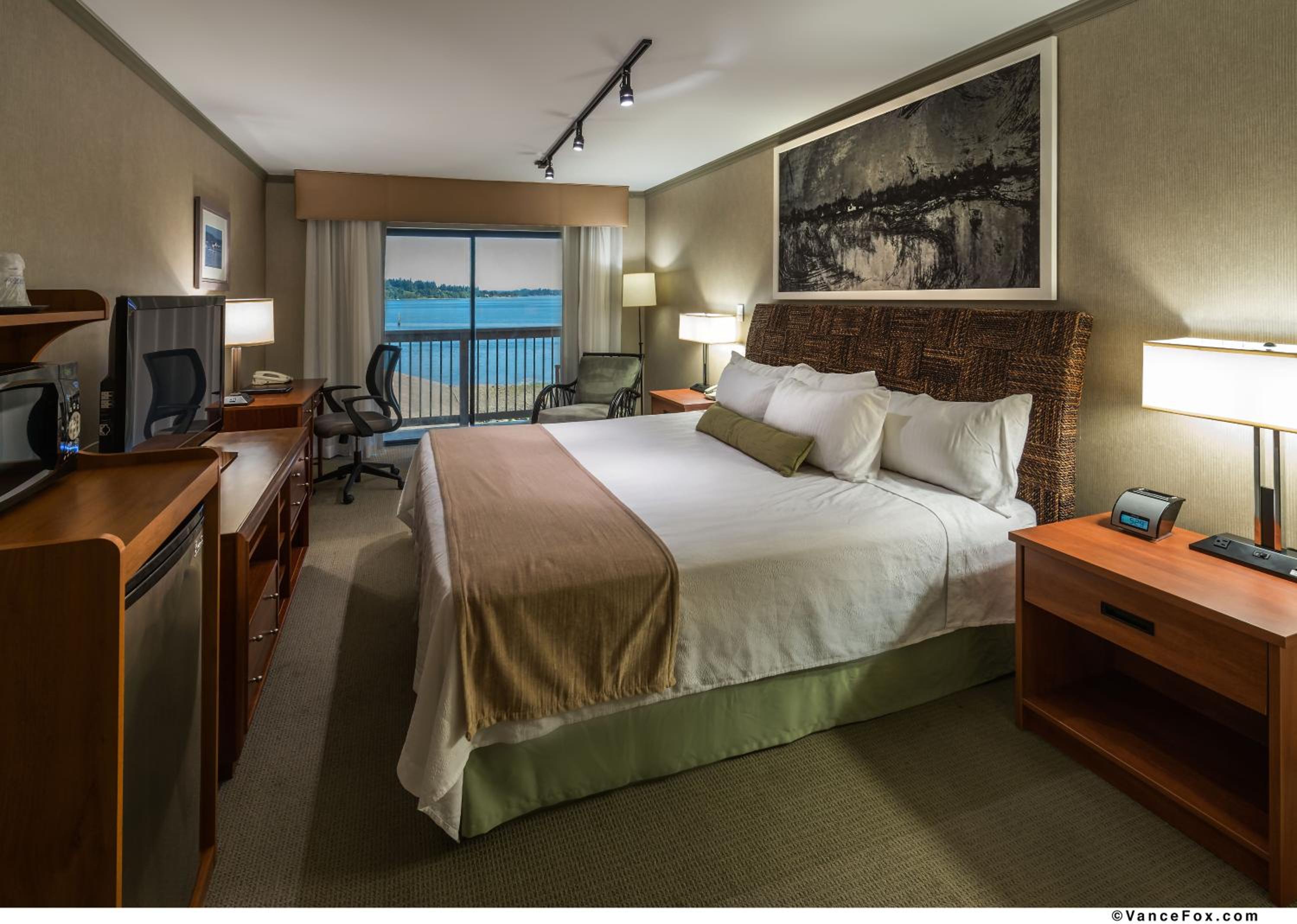 Deluxe King Room with Water View - Photo 3