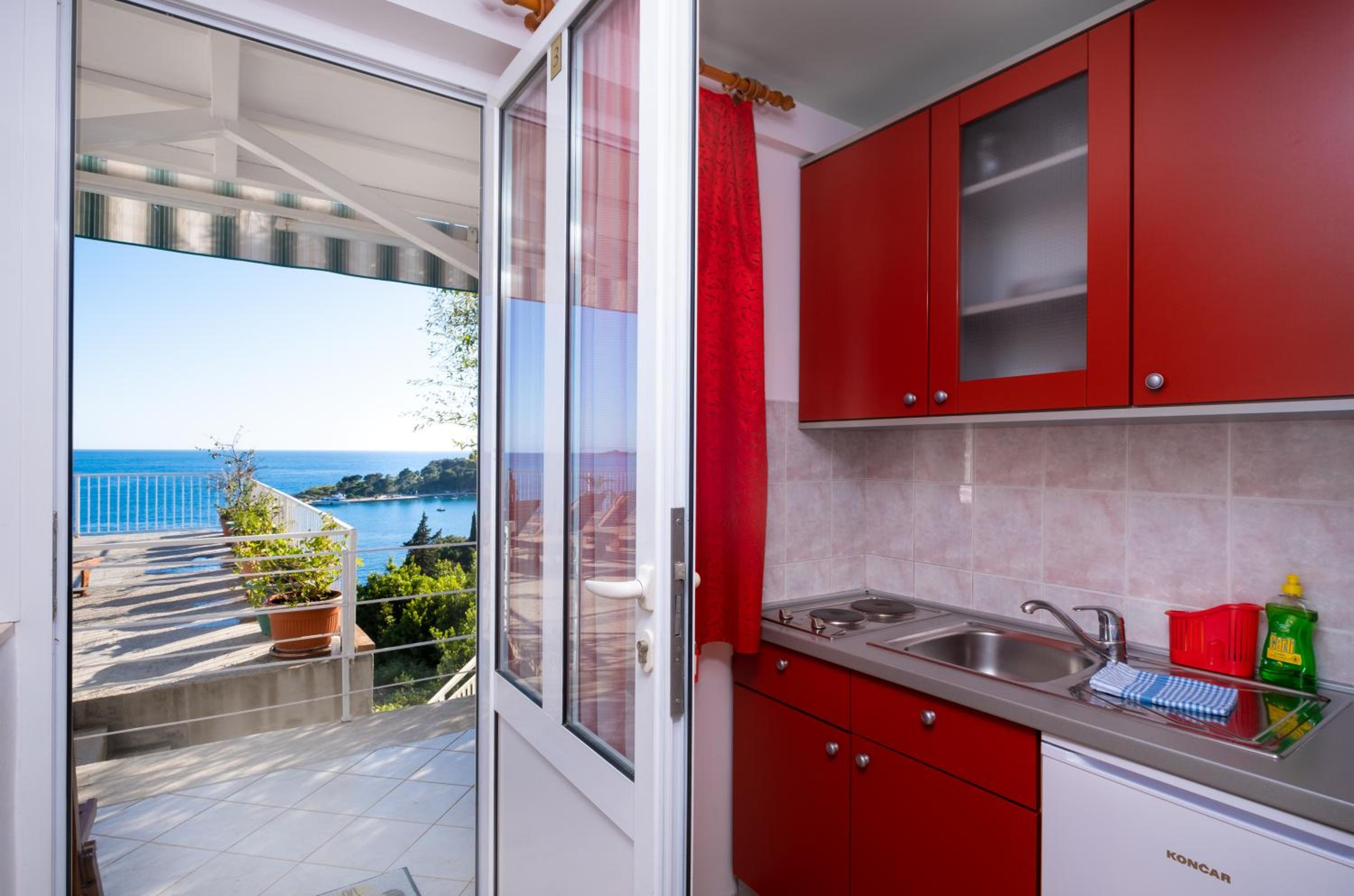 One-Bedroom Apartment with Balcony and Sea View photo 3