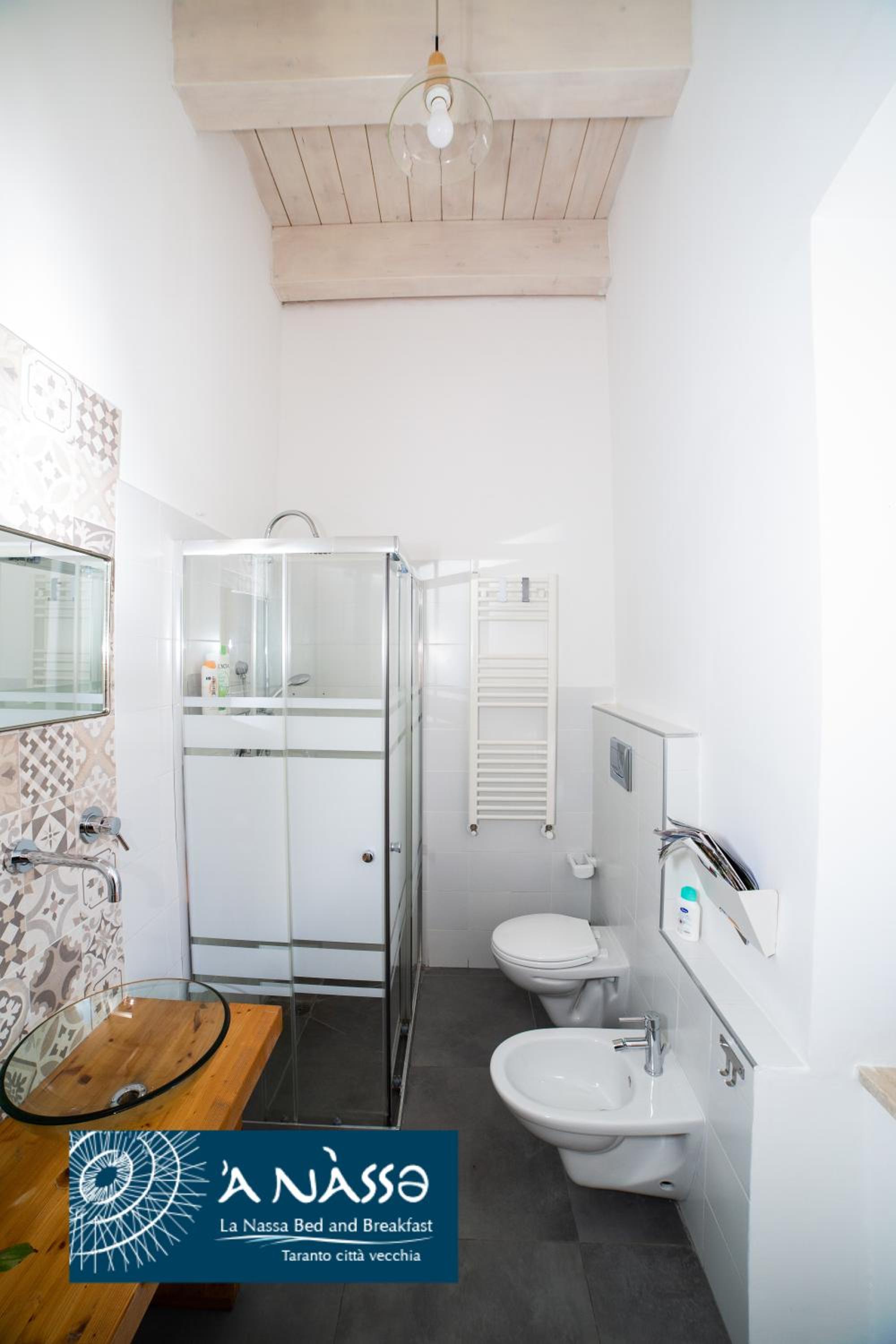 Double or Twin Room with Sea View - Photo 10