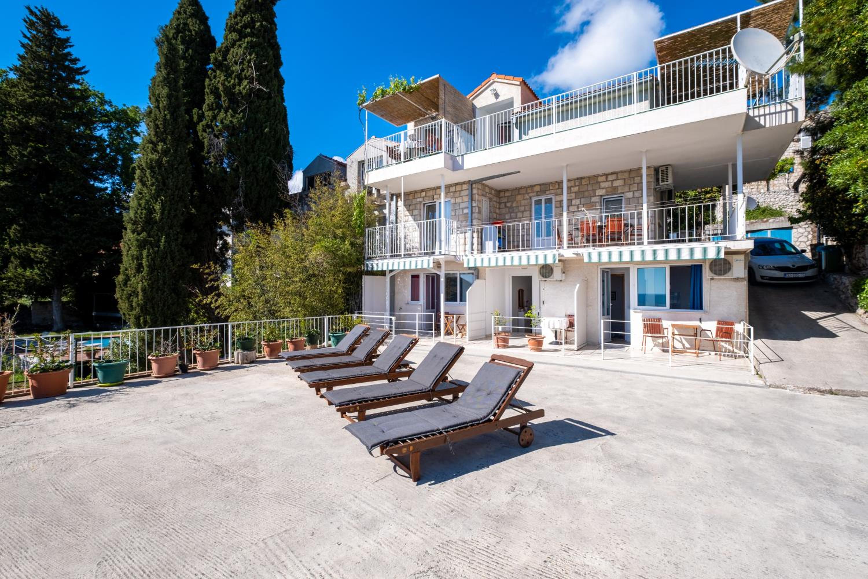 Comfort One-Bedroom Apartment with Terrace and Sea View photo 2