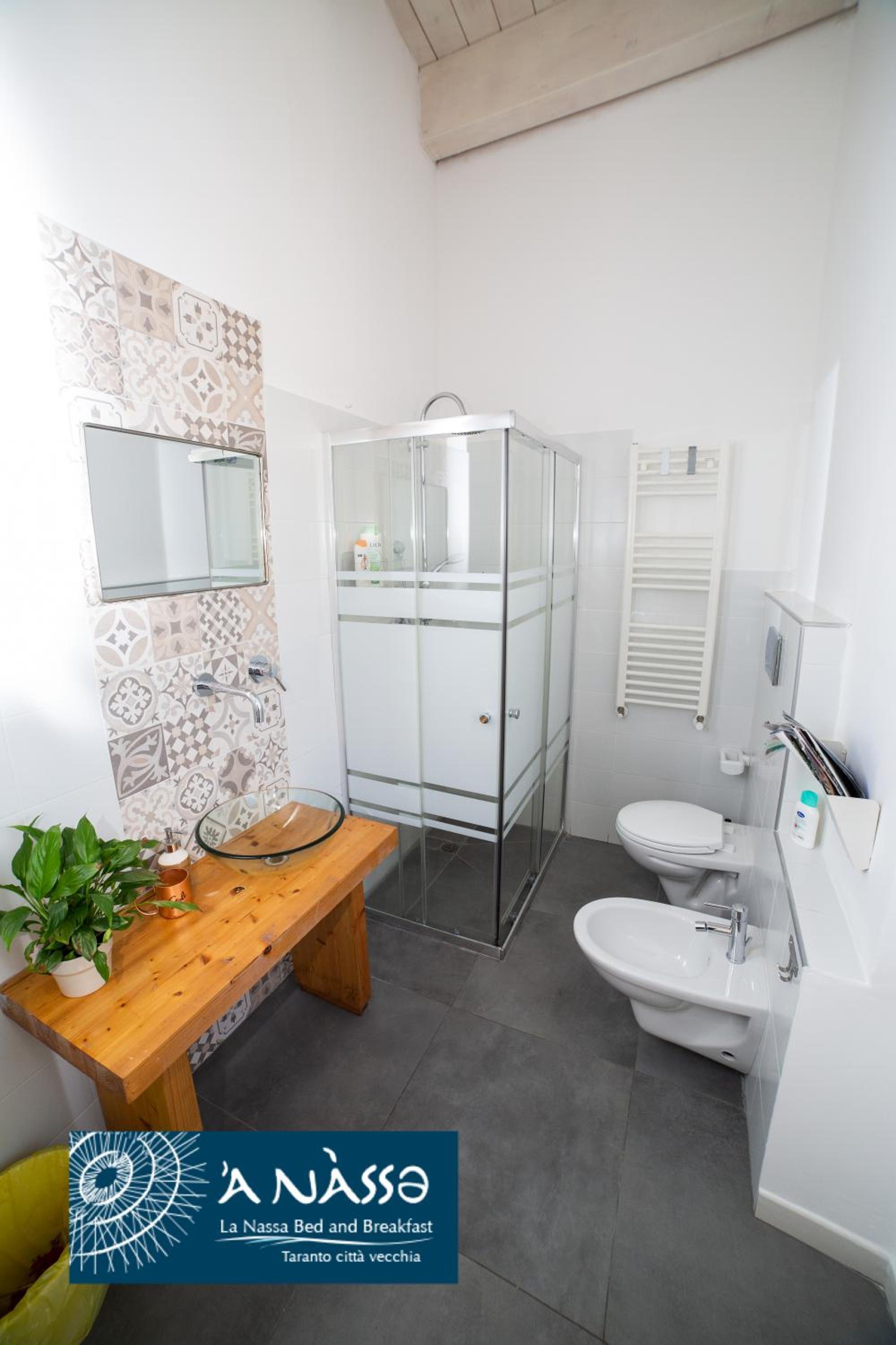 Double or Twin Room with Sea View - Photo 9