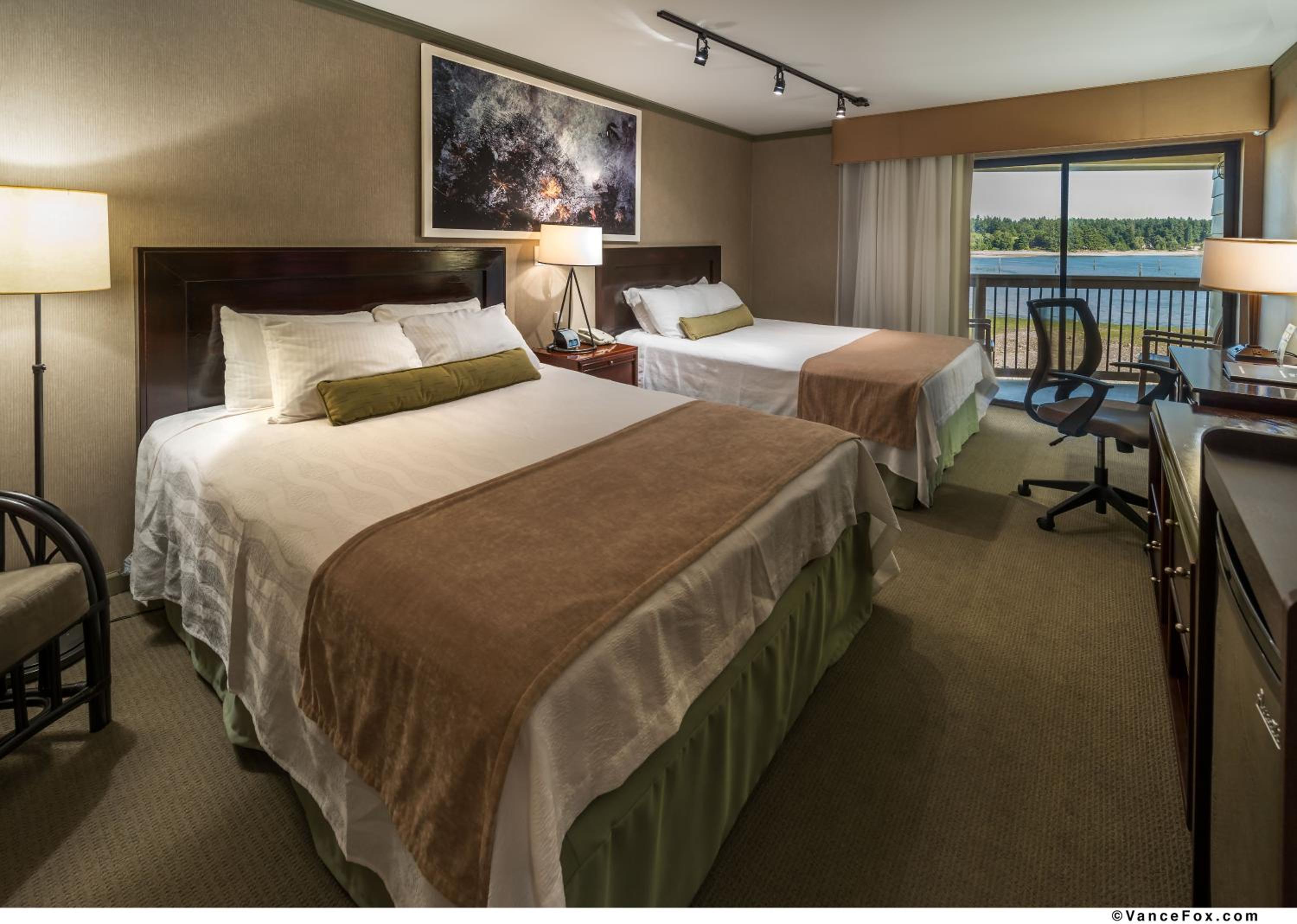 Queen Room with Two Queen Beds and Balcony - Photo 7