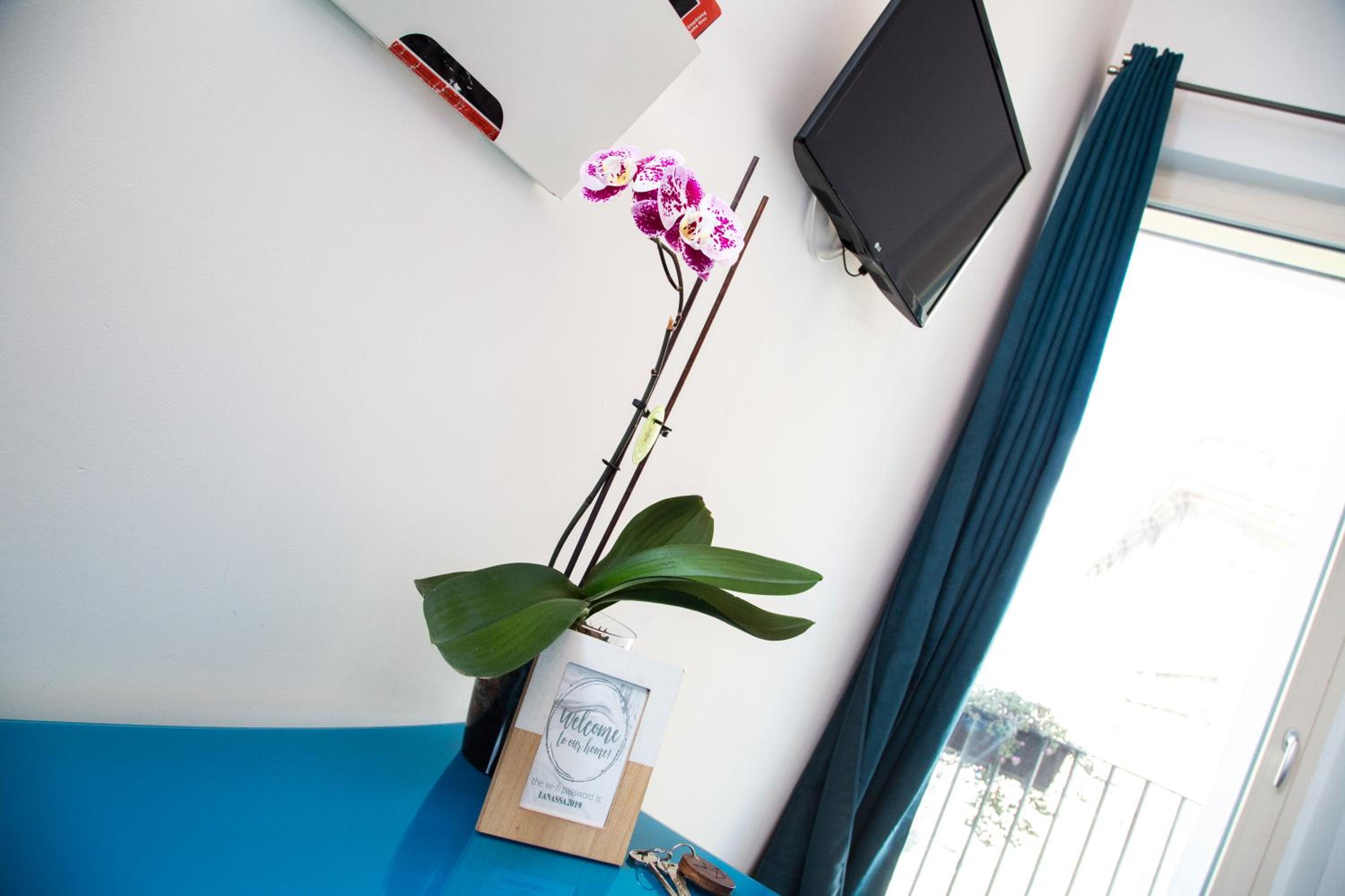 Double Room with Balcony and Sea View - Photo 8