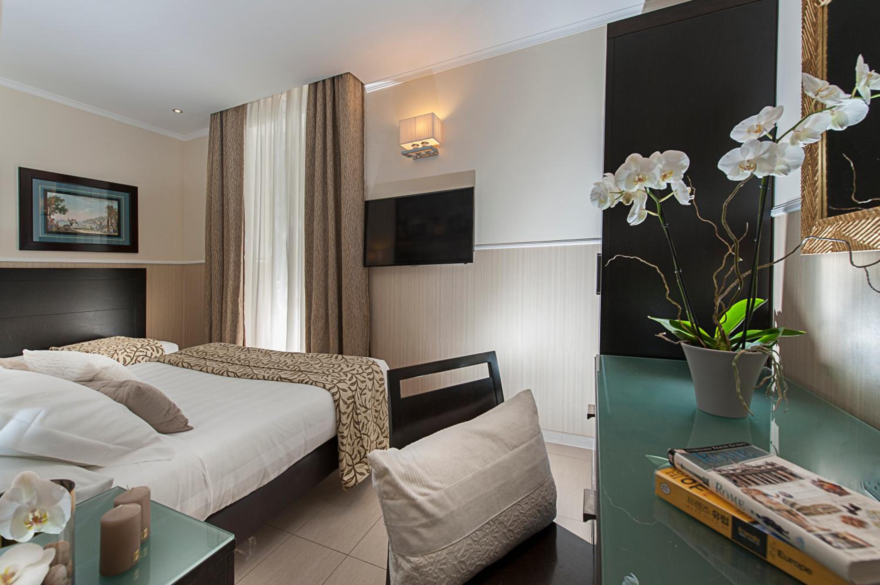 Triple Room thumbnail 6