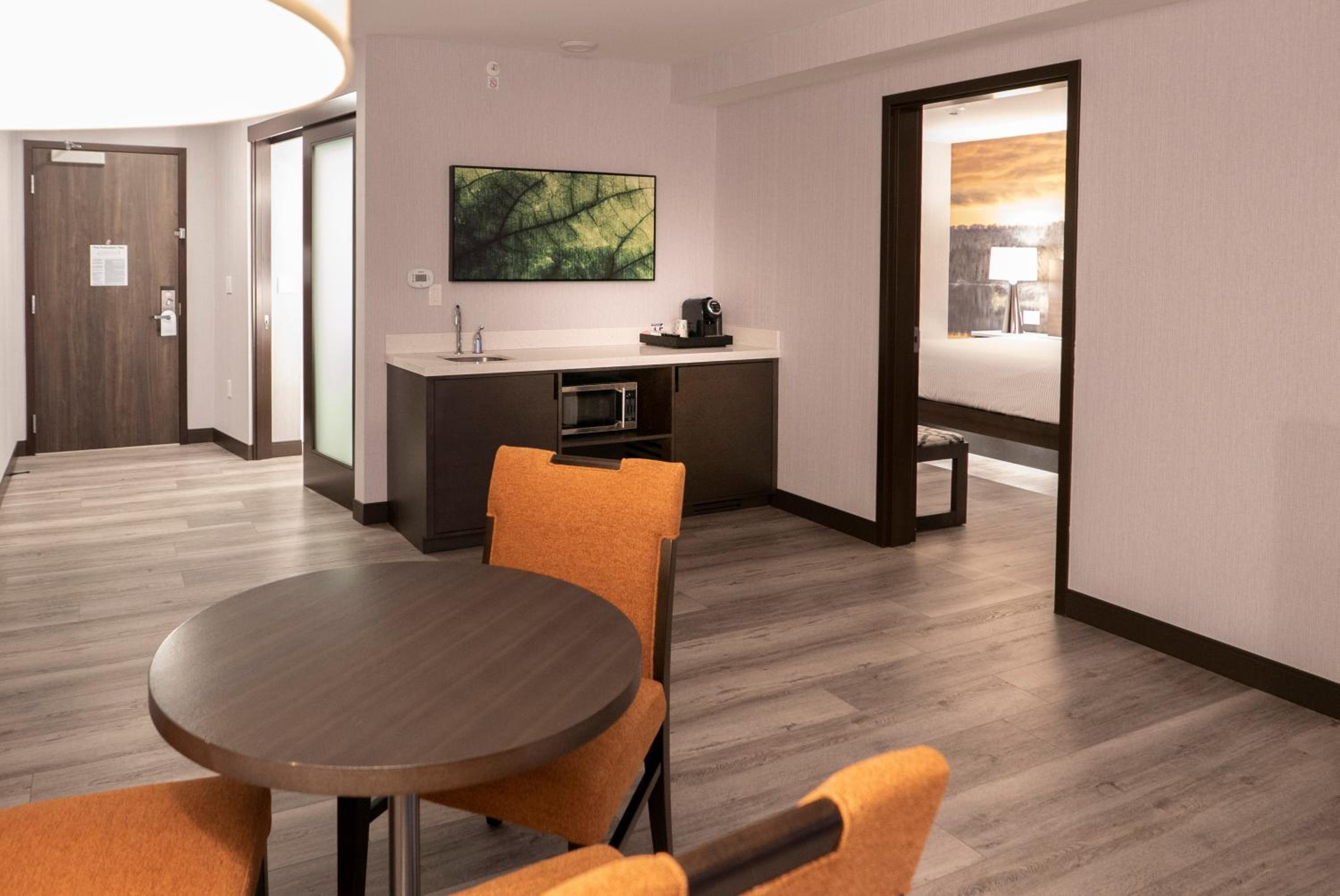 King Suite - Non-Smoking - Photo 6