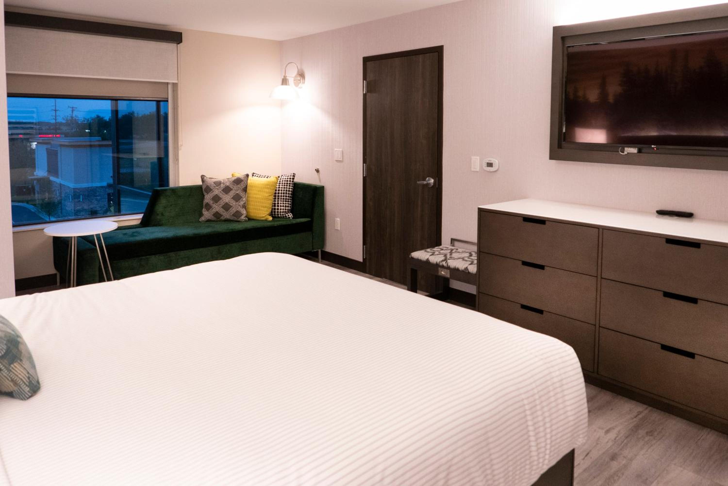 King Suite - Non-Smoking - Photo 5