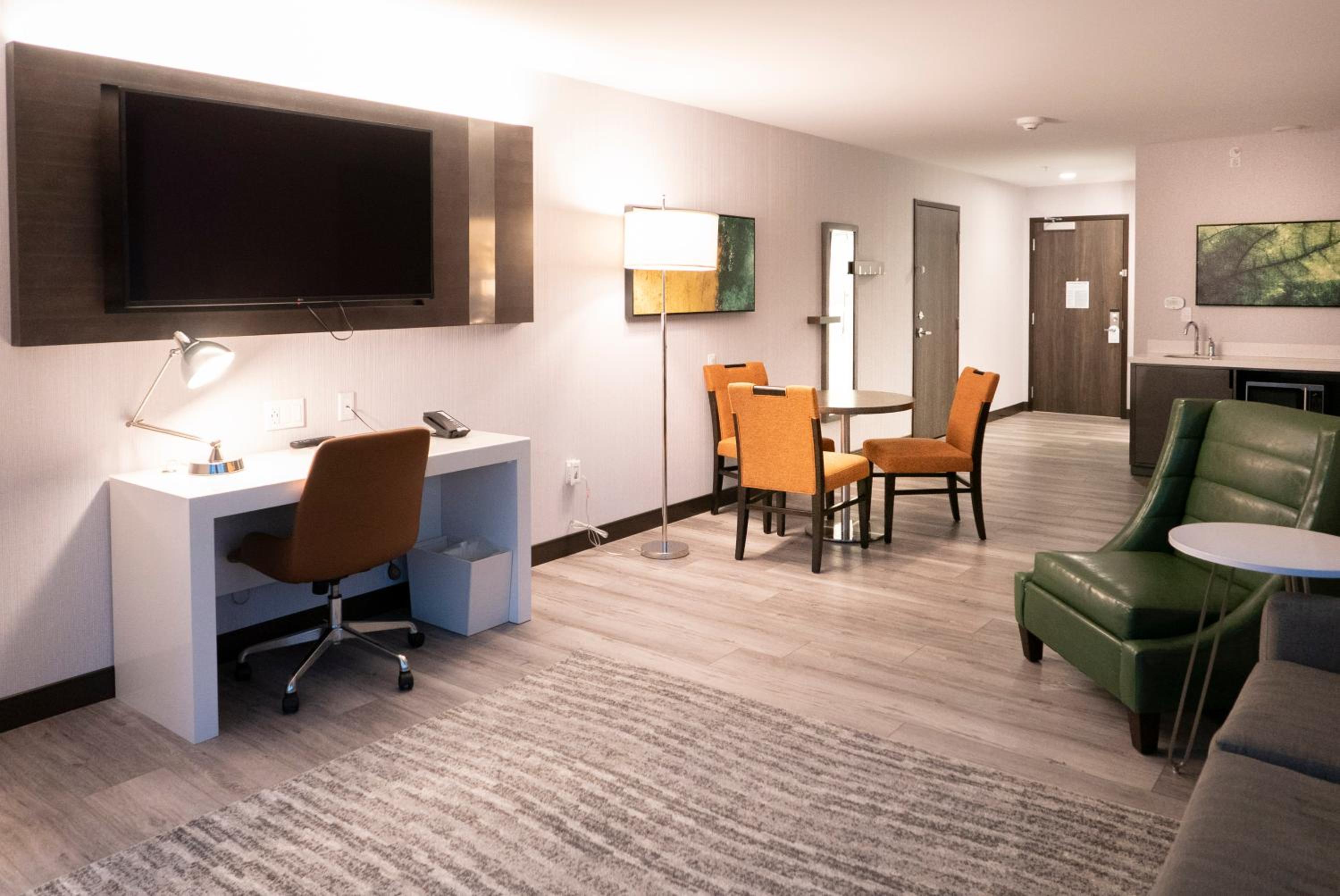 King Suite - Non-Smoking - Photo 3