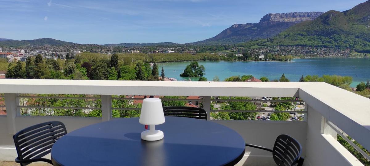 Apartment with Lake View