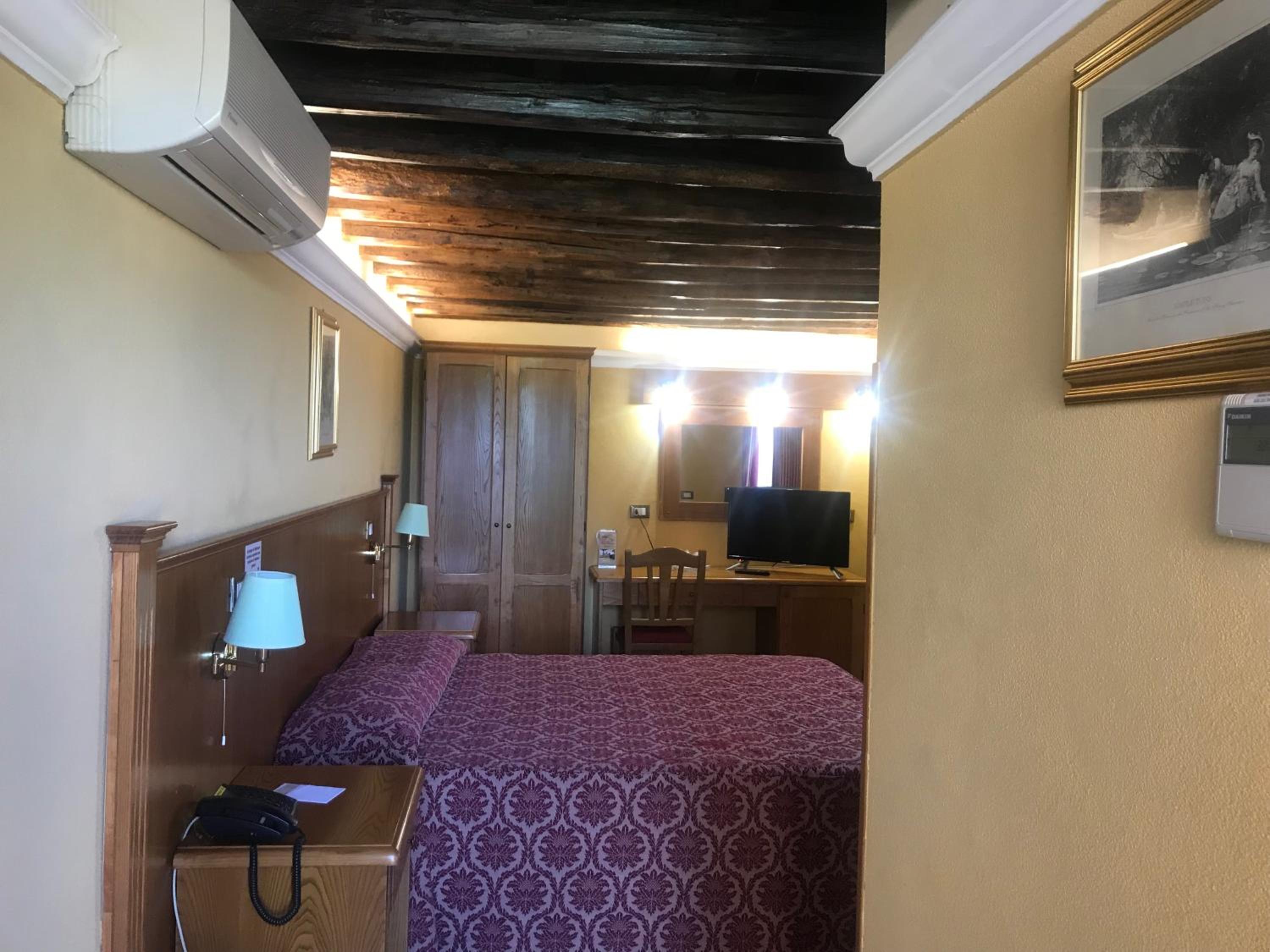 Double Room - Photo 11