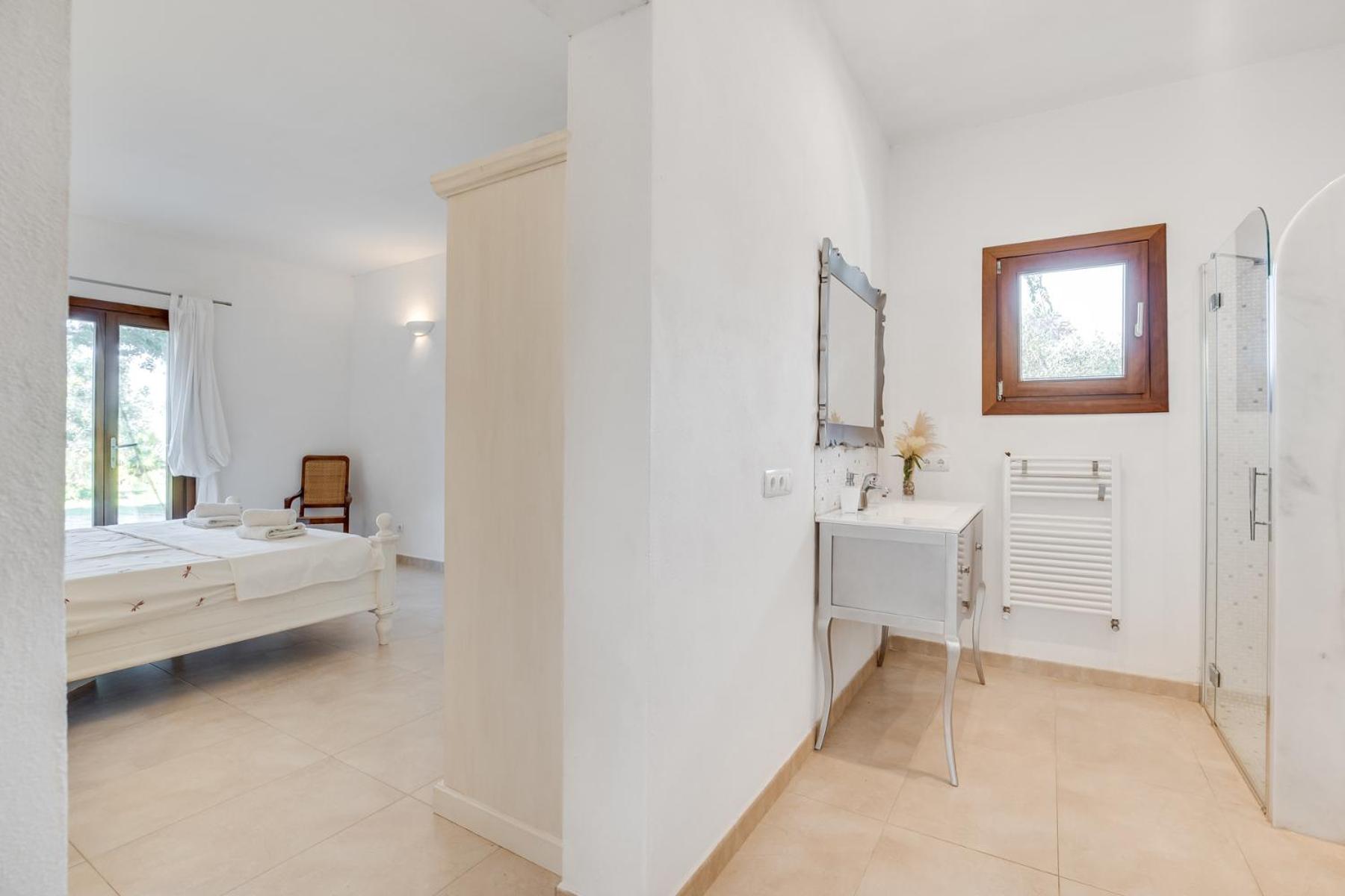 Six-Bedroom House photo 3