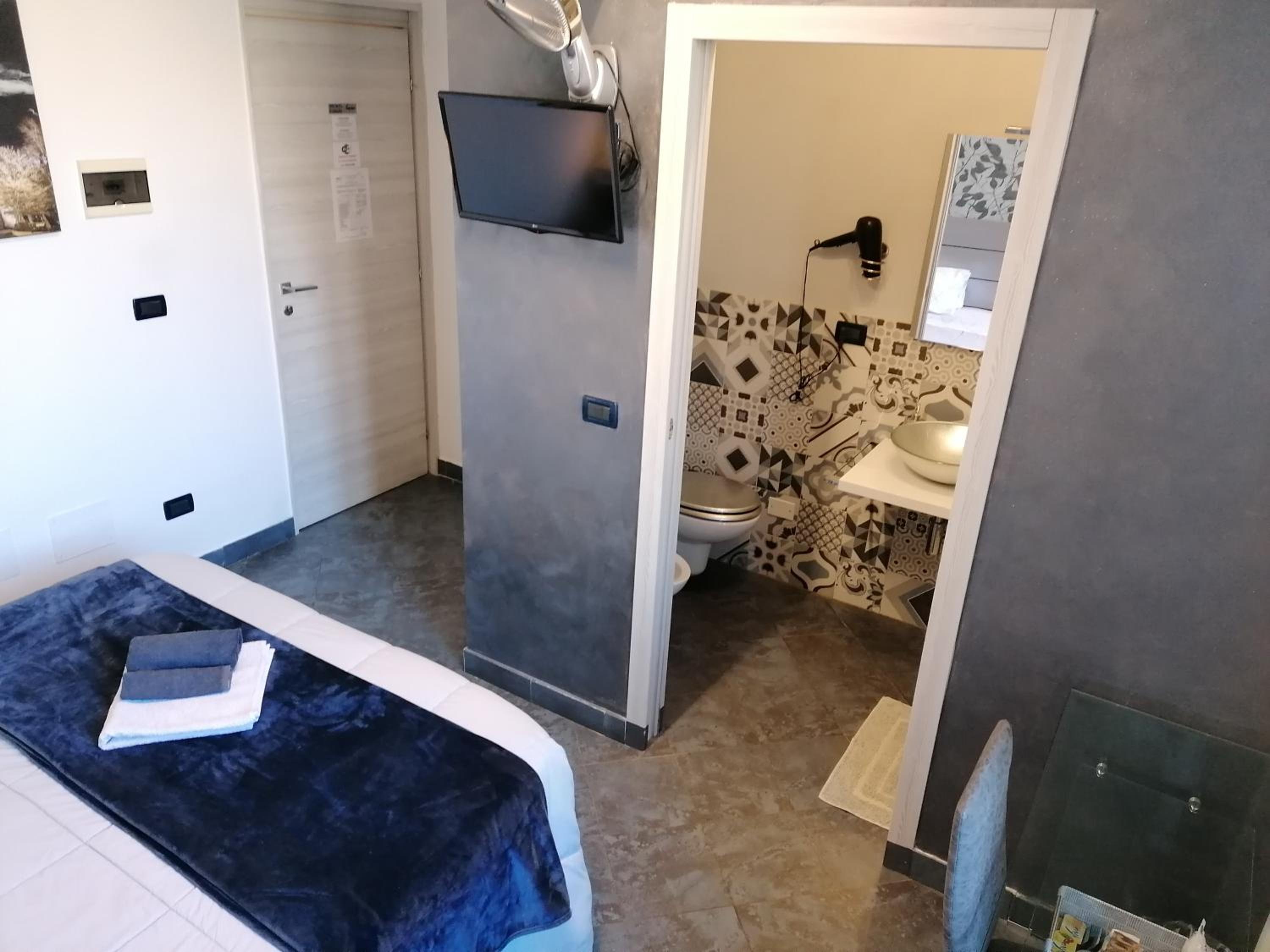 Double or Twin Room with Private Bathroom photo 3