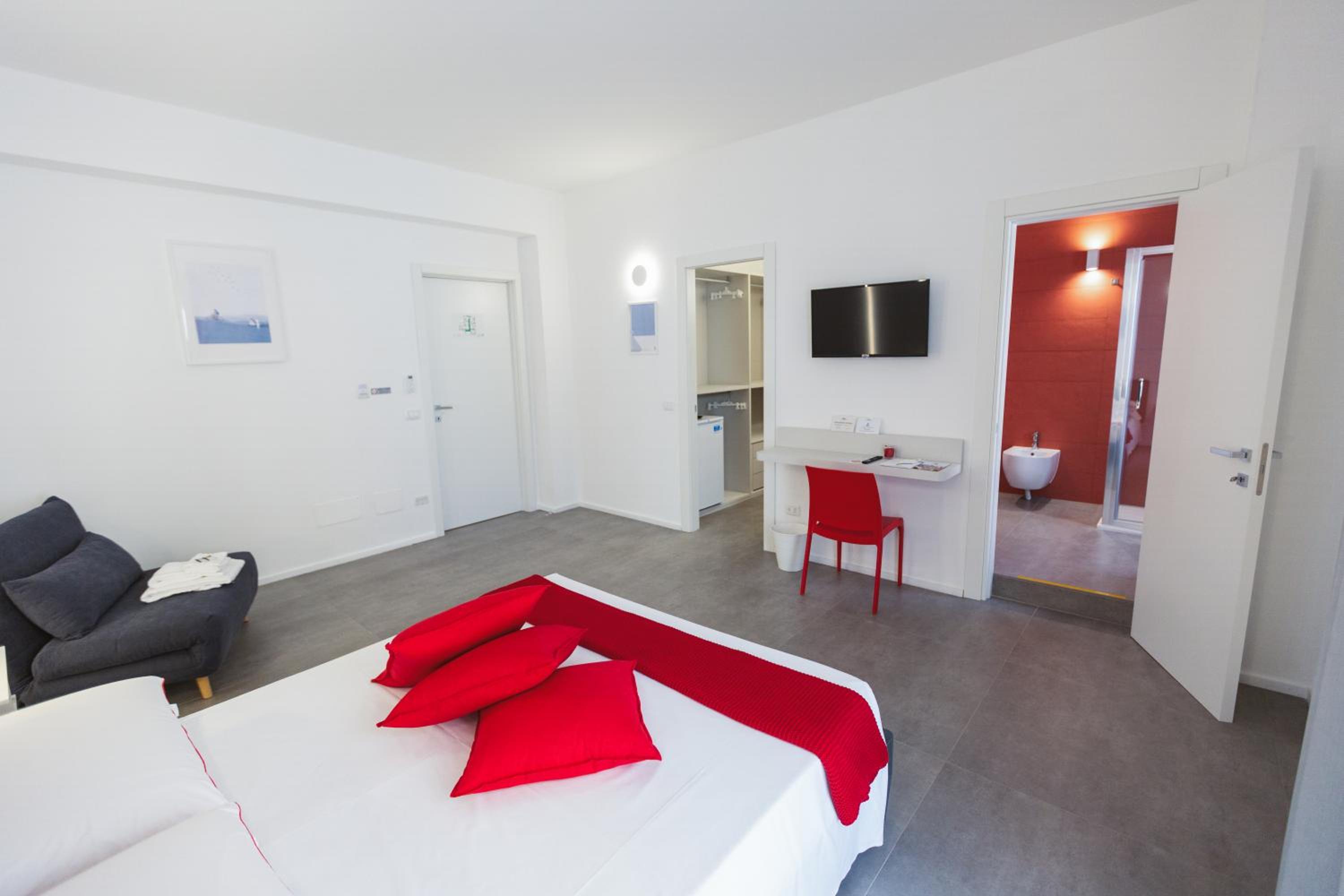 Deluxe Double Room with Side Sea View - Photo 13