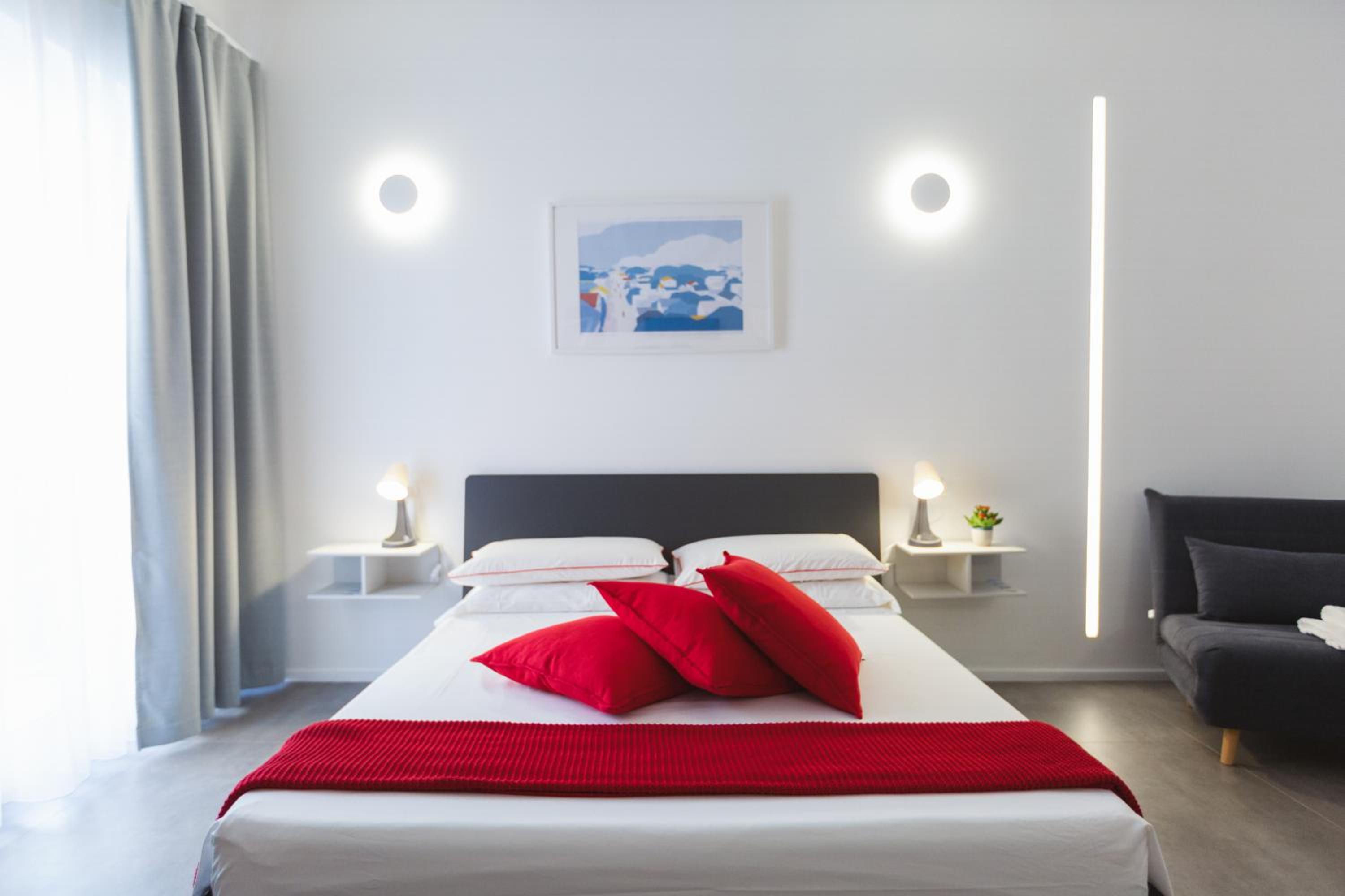 Deluxe Double Room with Side Sea View - Photo 9