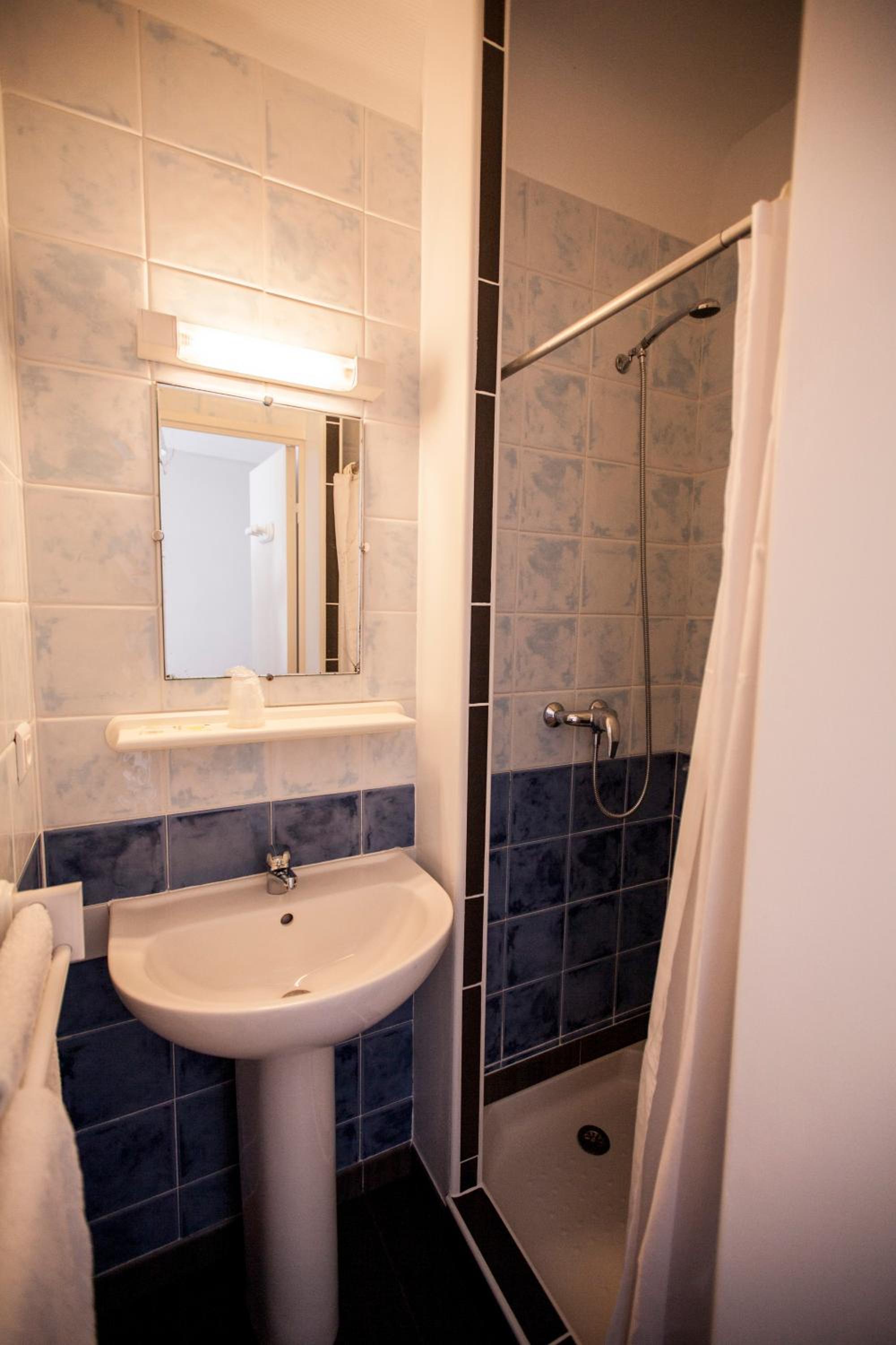 Double Room with Private Bathroom - Photo 4