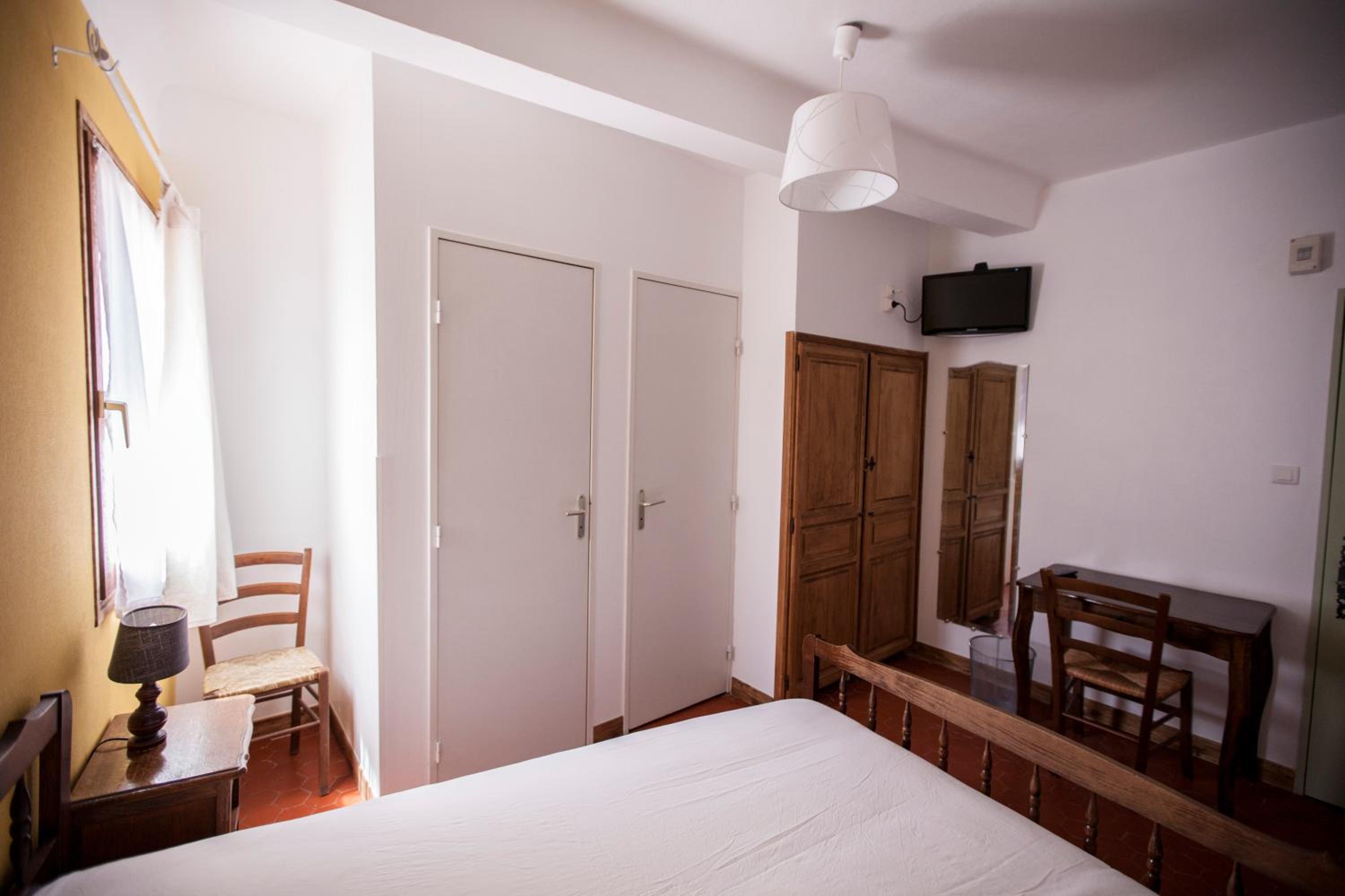 Double Room with Private Bathroom - Photo 1