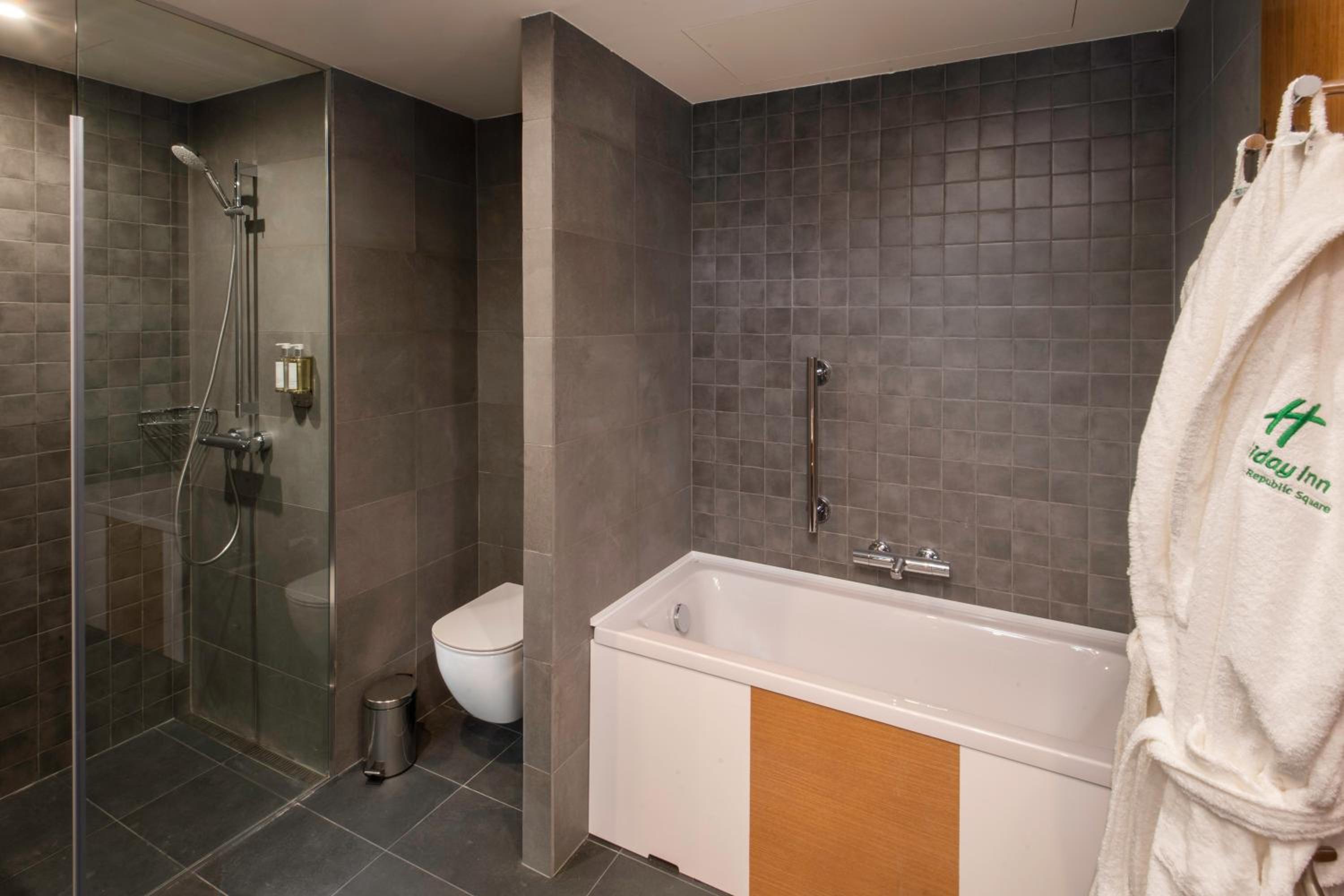 One-Bedroom King Suite photo 2
