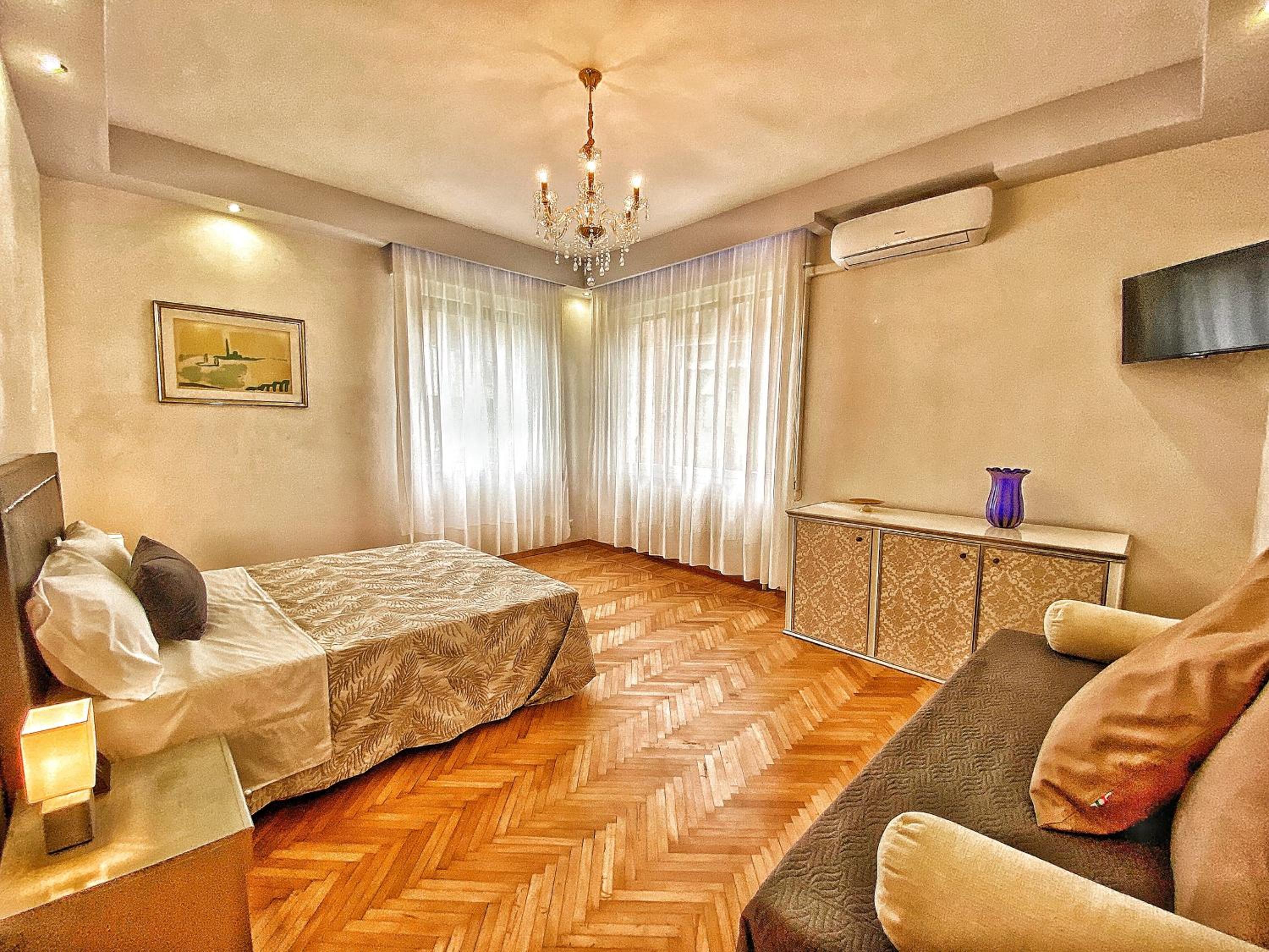 Deluxe King Suite photo 2