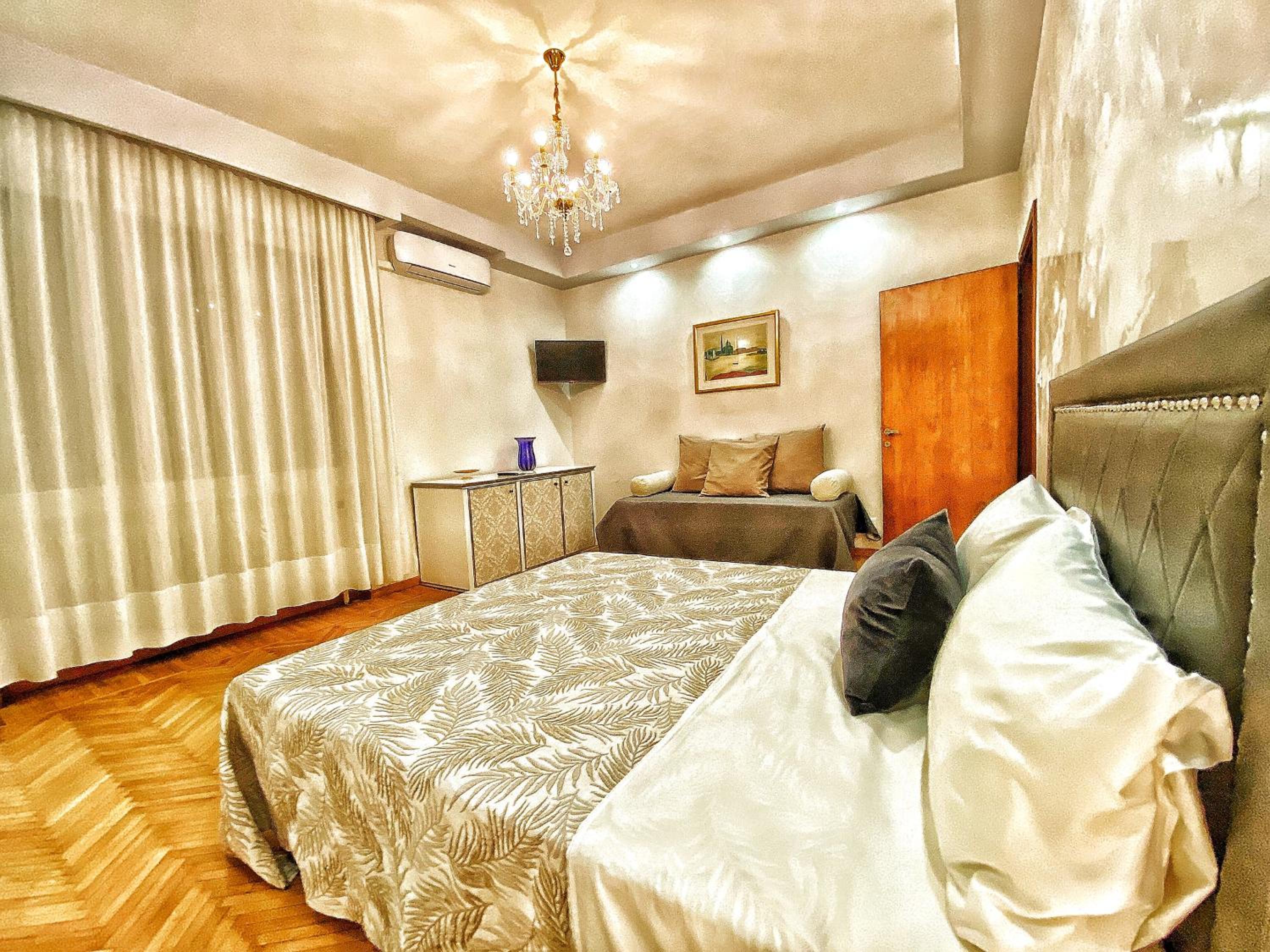 Deluxe King Suite photo 3