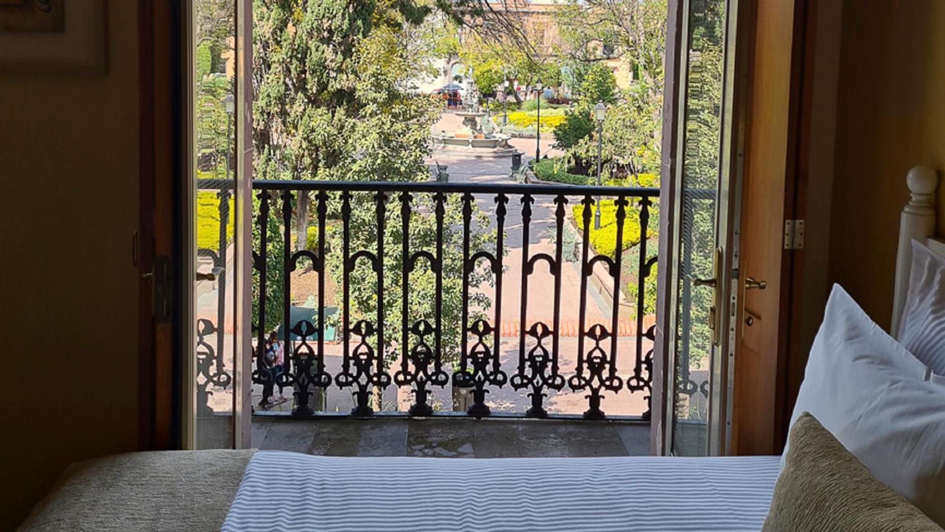 Twin Room with City View - Photo 3
