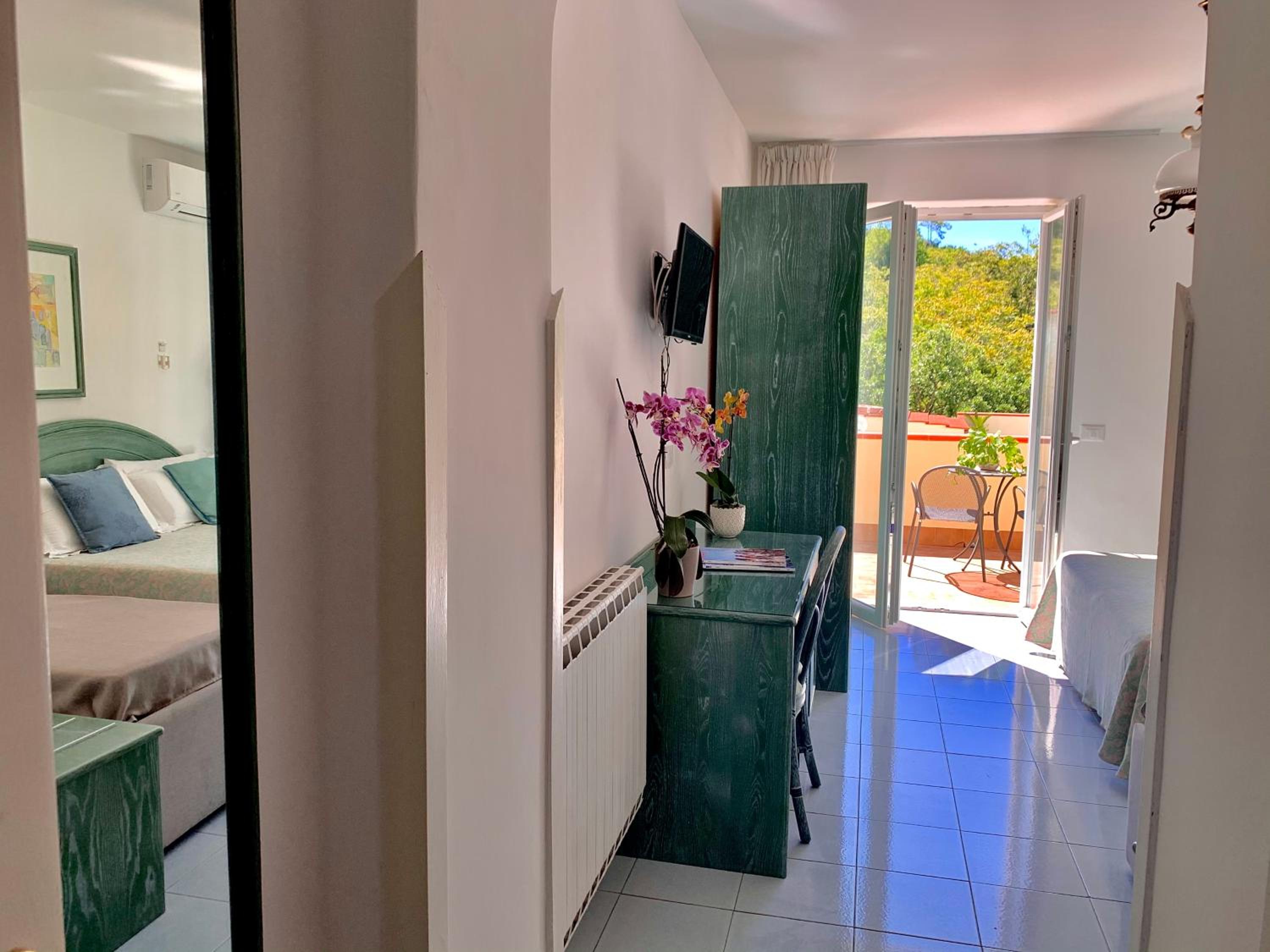 Double or Twin Room with Sea View - Photo 5