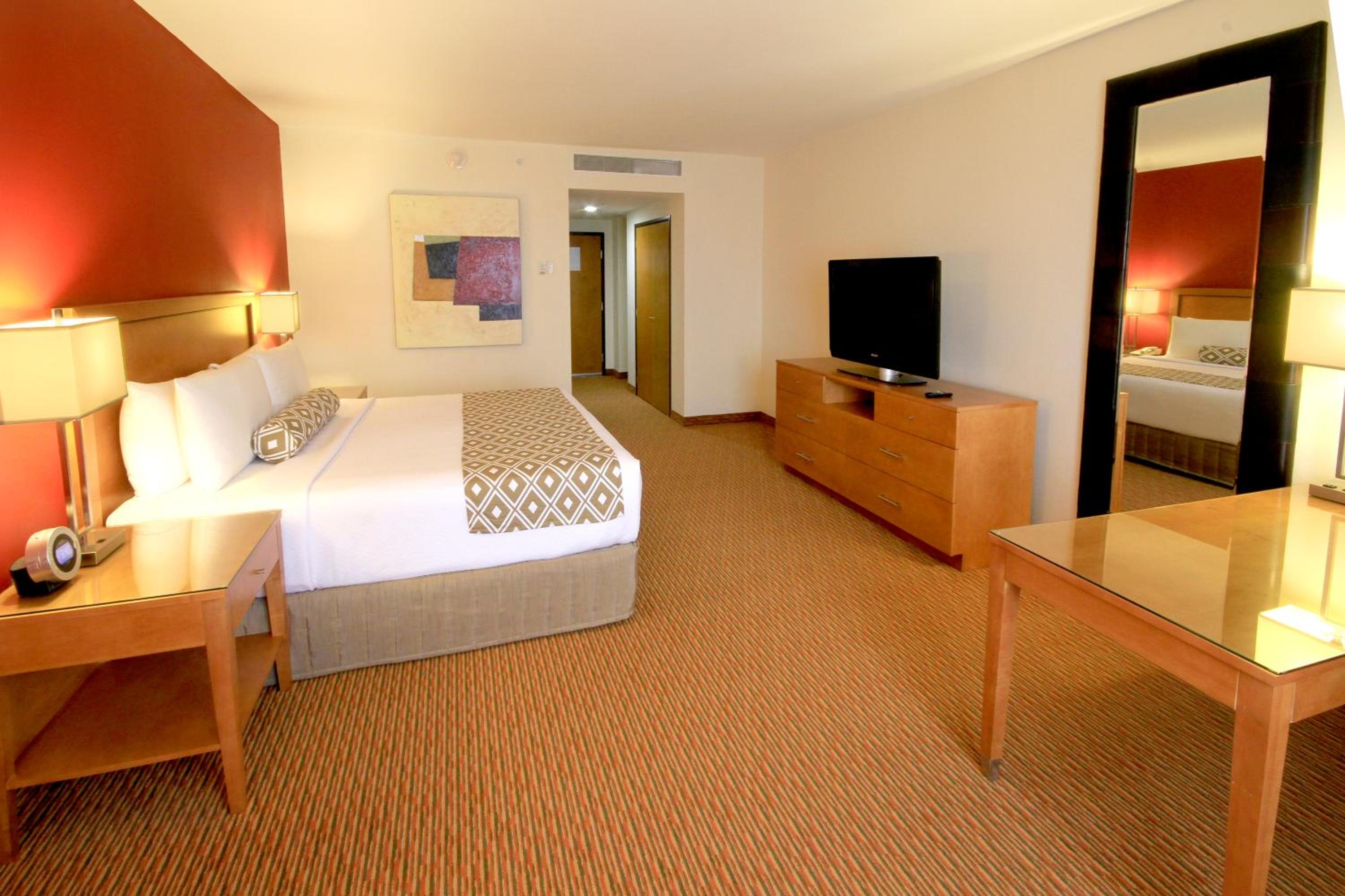 Executive King Room - Non-Smoking - Photo 7