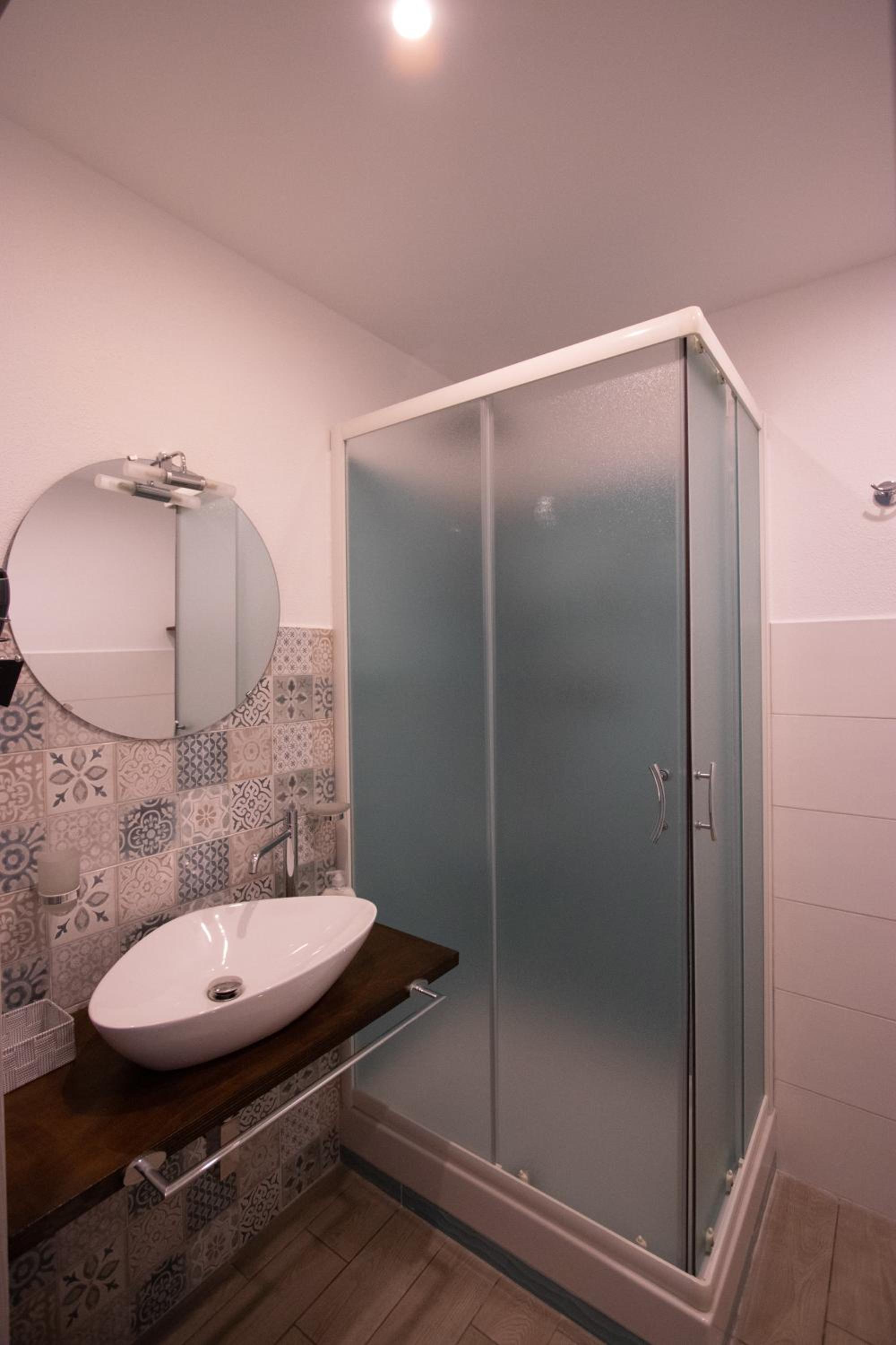 Double Room with Private Bathroom - Photo 4