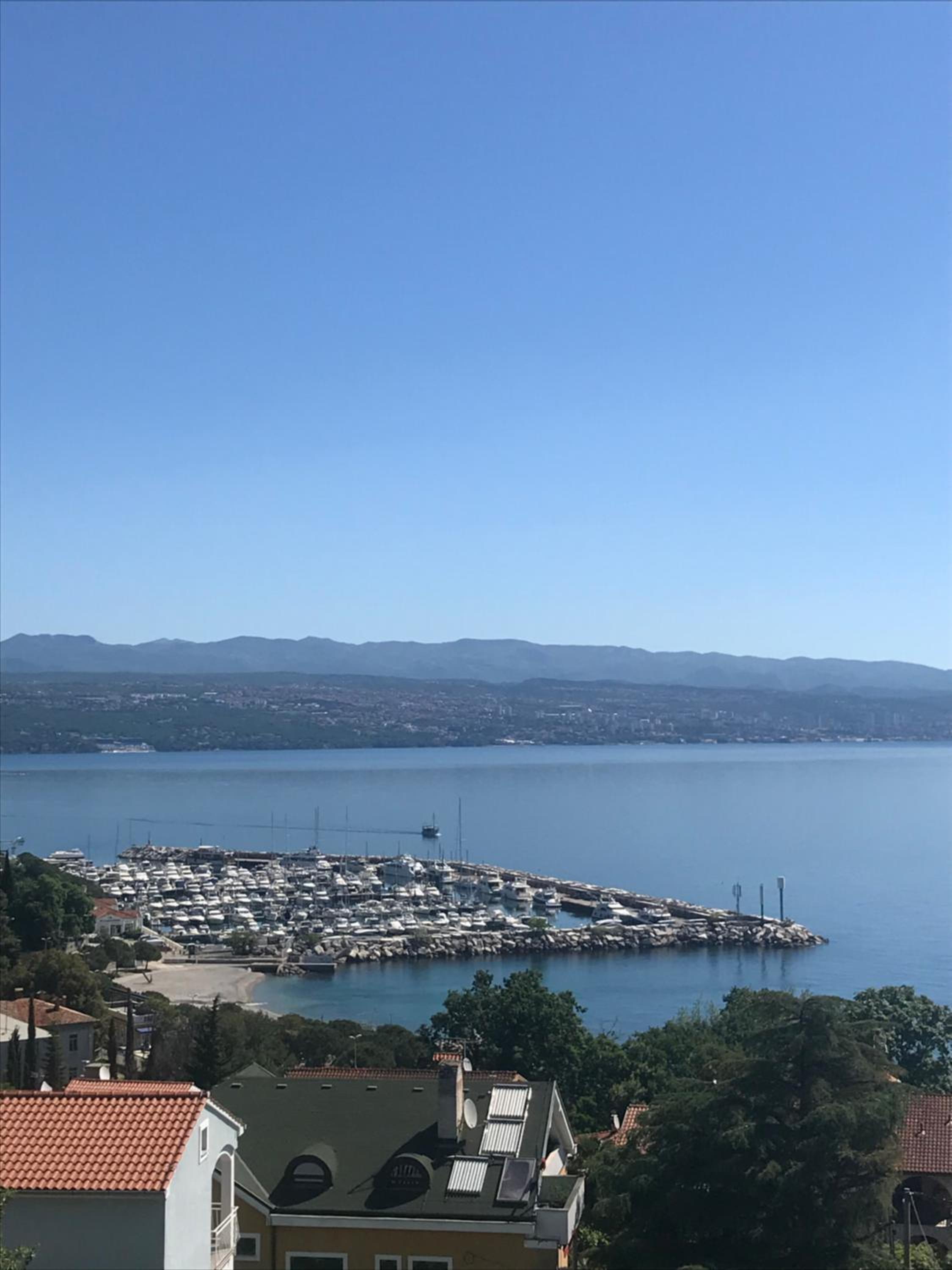 One-Bedroom Apartment with Sea View photo 2