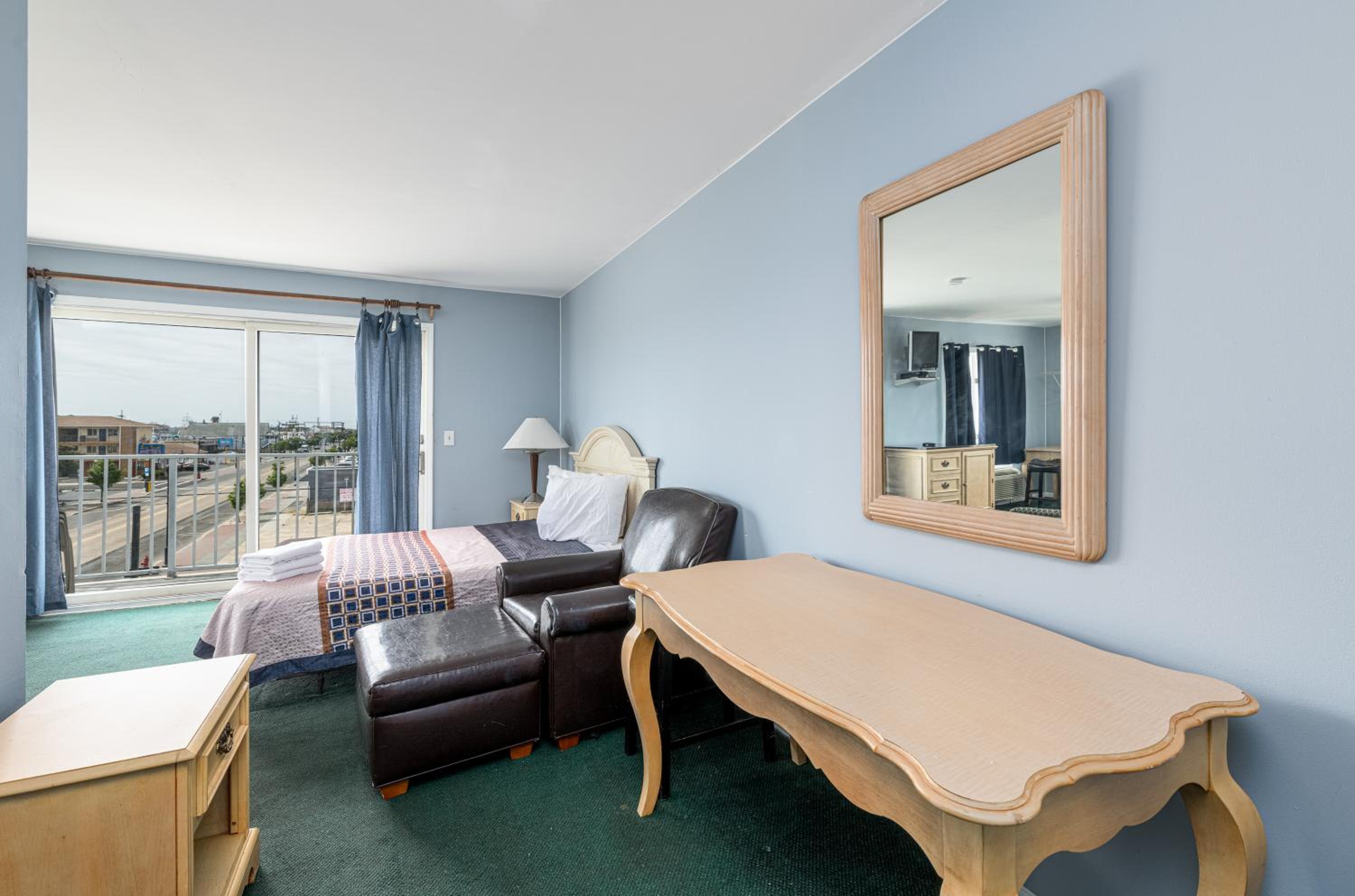 Queen Suite With Two Queen Beds With Balcony photo 3