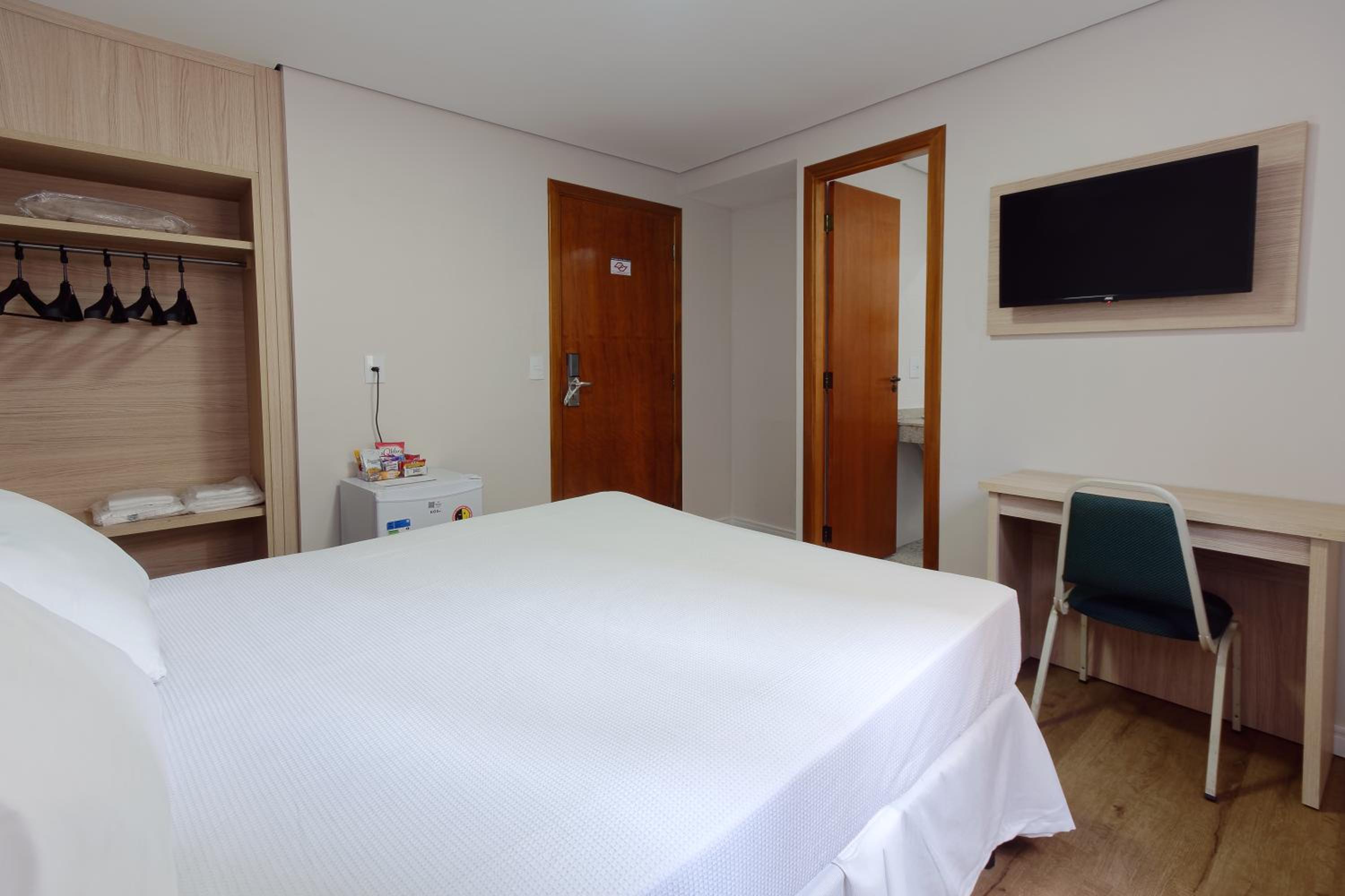 Standard Room with One Double Bed - Photo 4