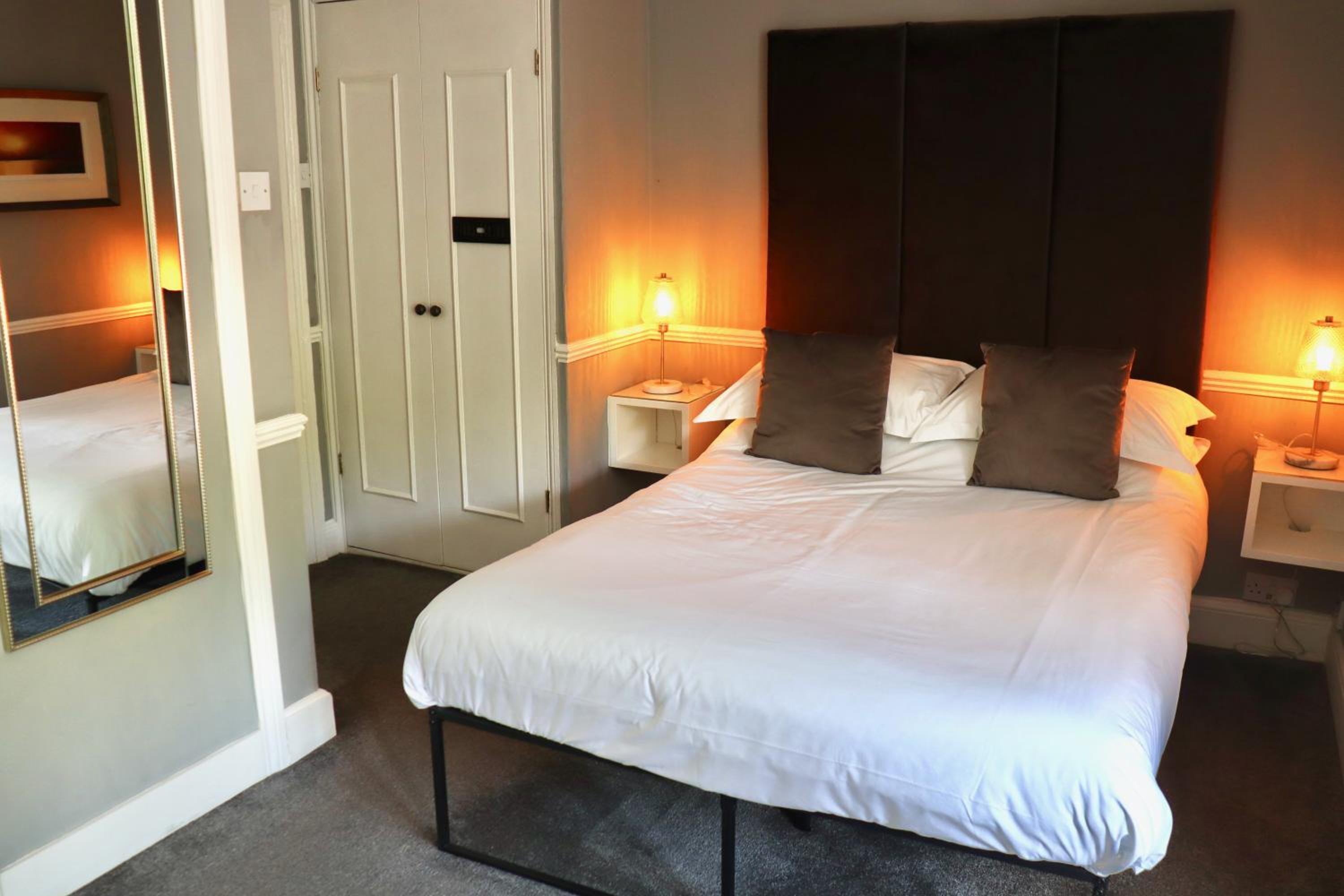 Deluxe Double Room with Balcony - Photo 3