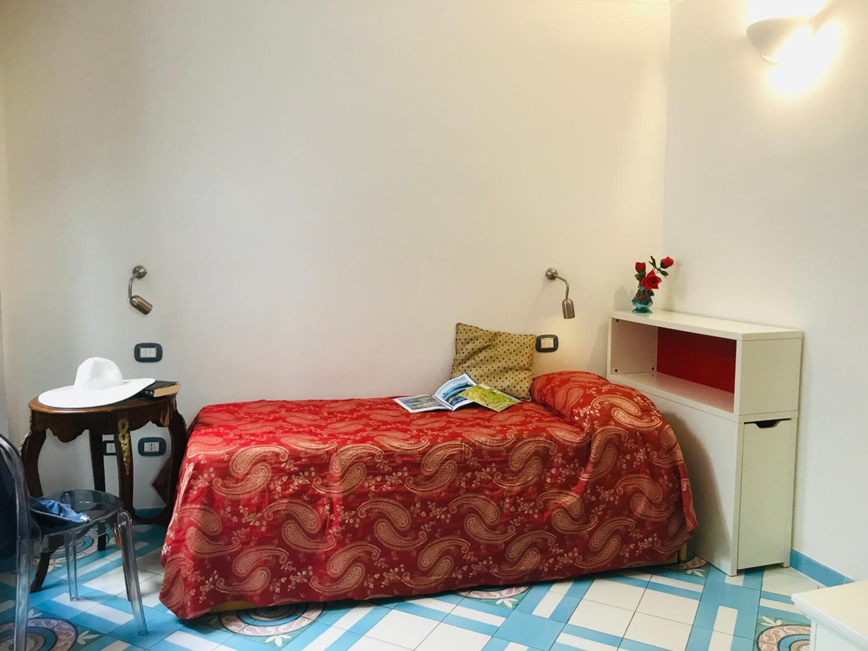 Single Room with Street View photo 1
