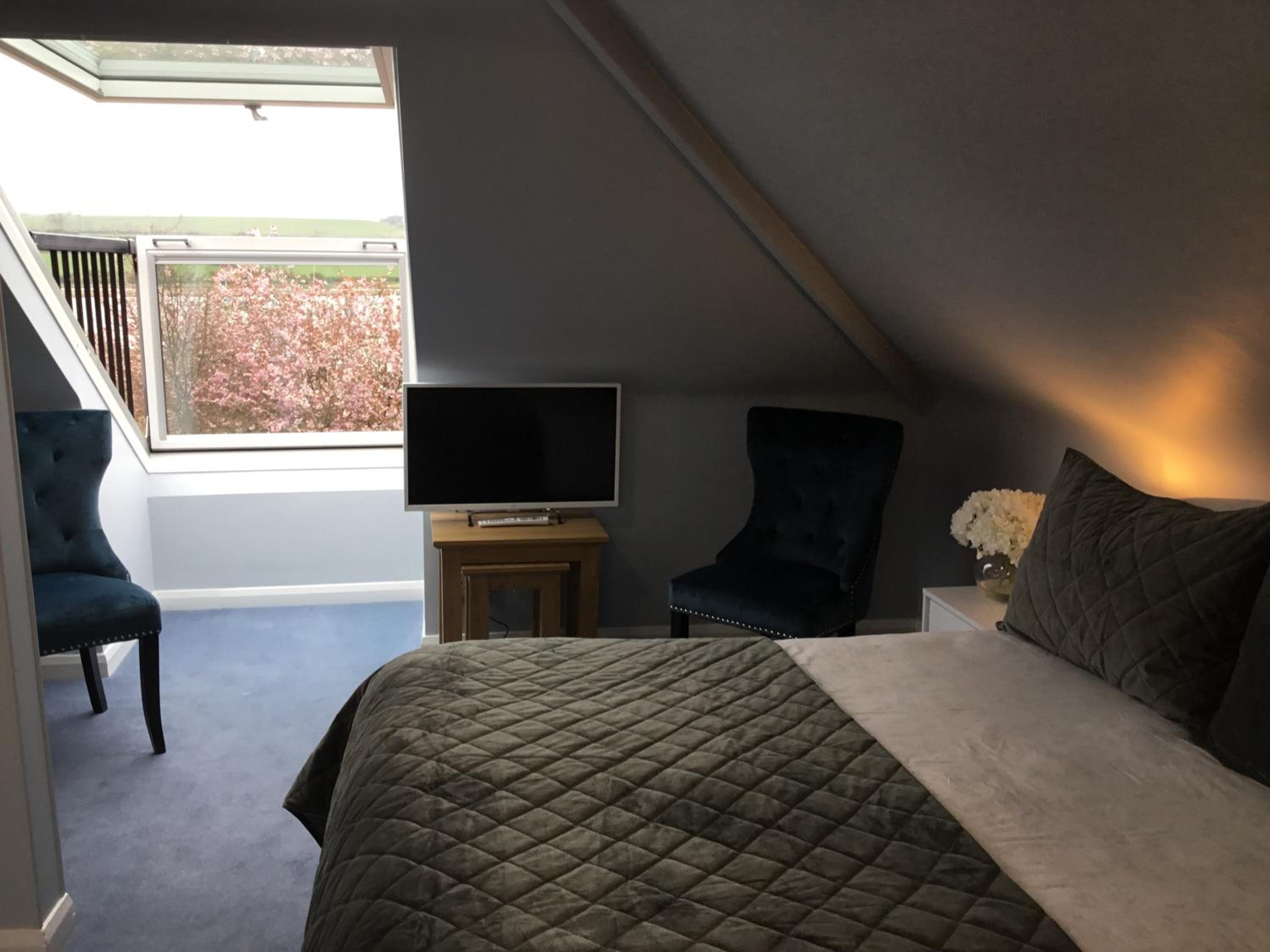 Attic Room 7  - Photo 3