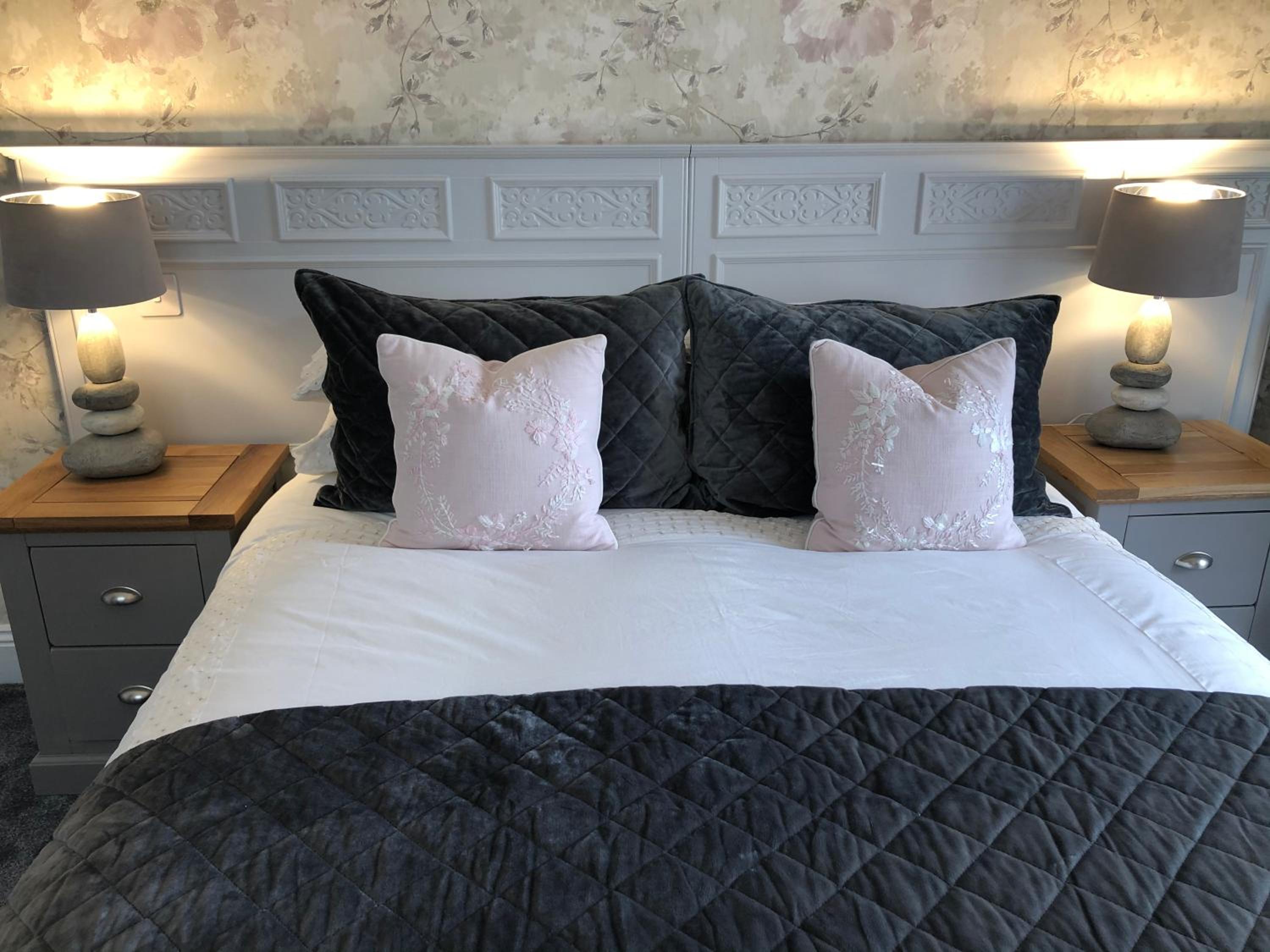 Room 1 - Photo 3