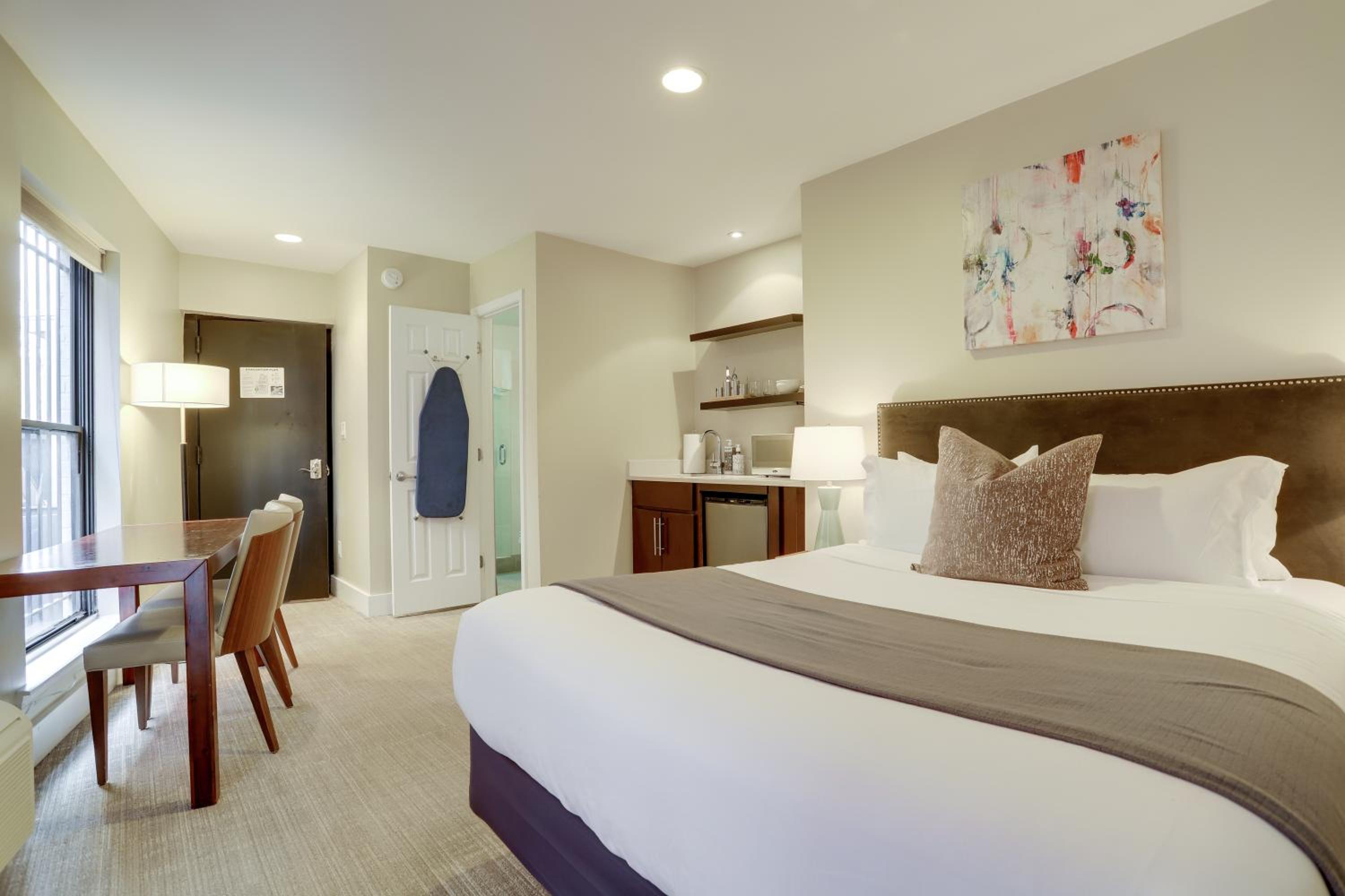 Standard Queen Room - Photo 4